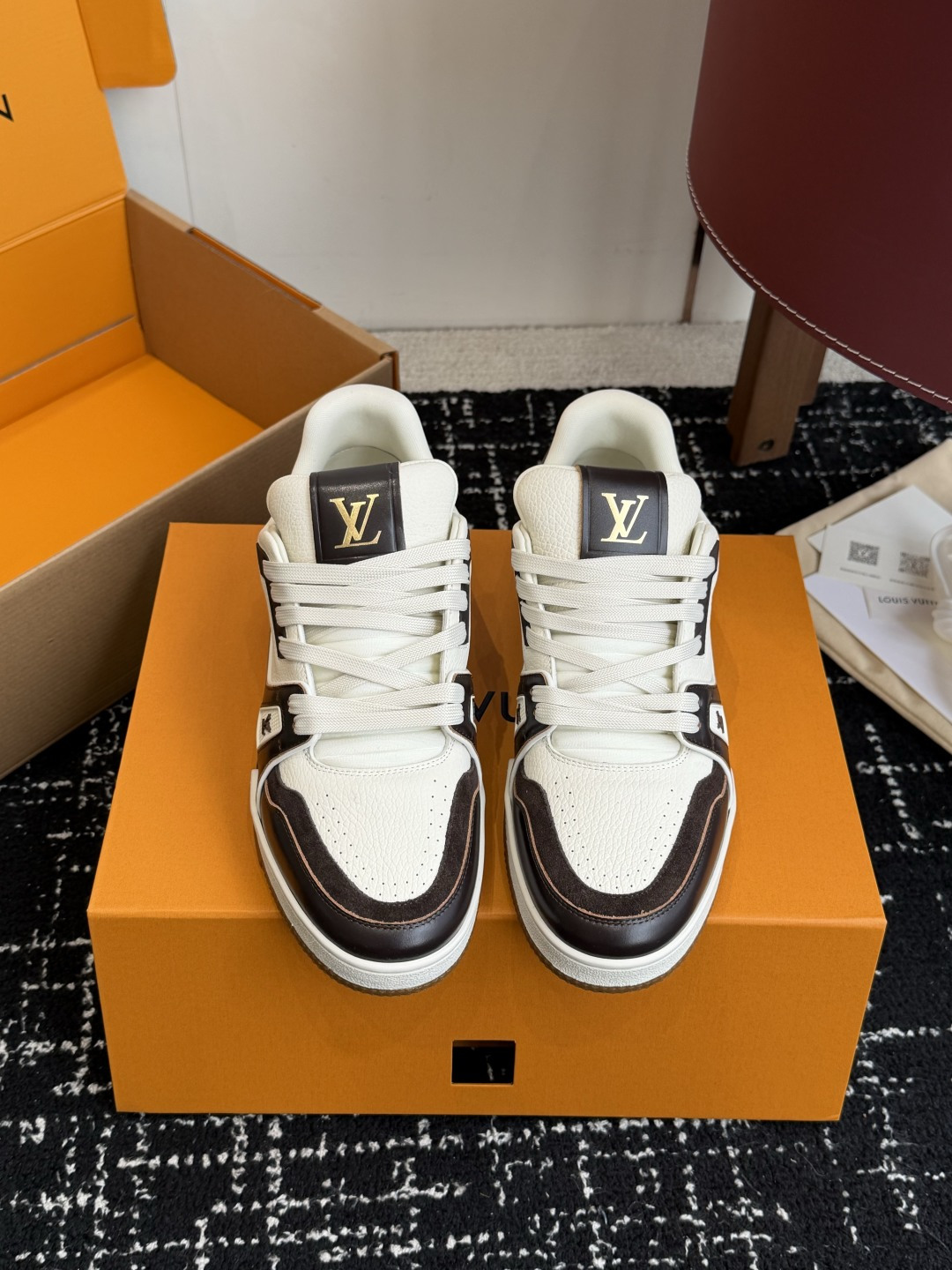 Louis Vuitton LOUISVUITTONTrainer皮革圆头系带字母签名低帮板鞋鸳鸯 请注意区分市面通货材料