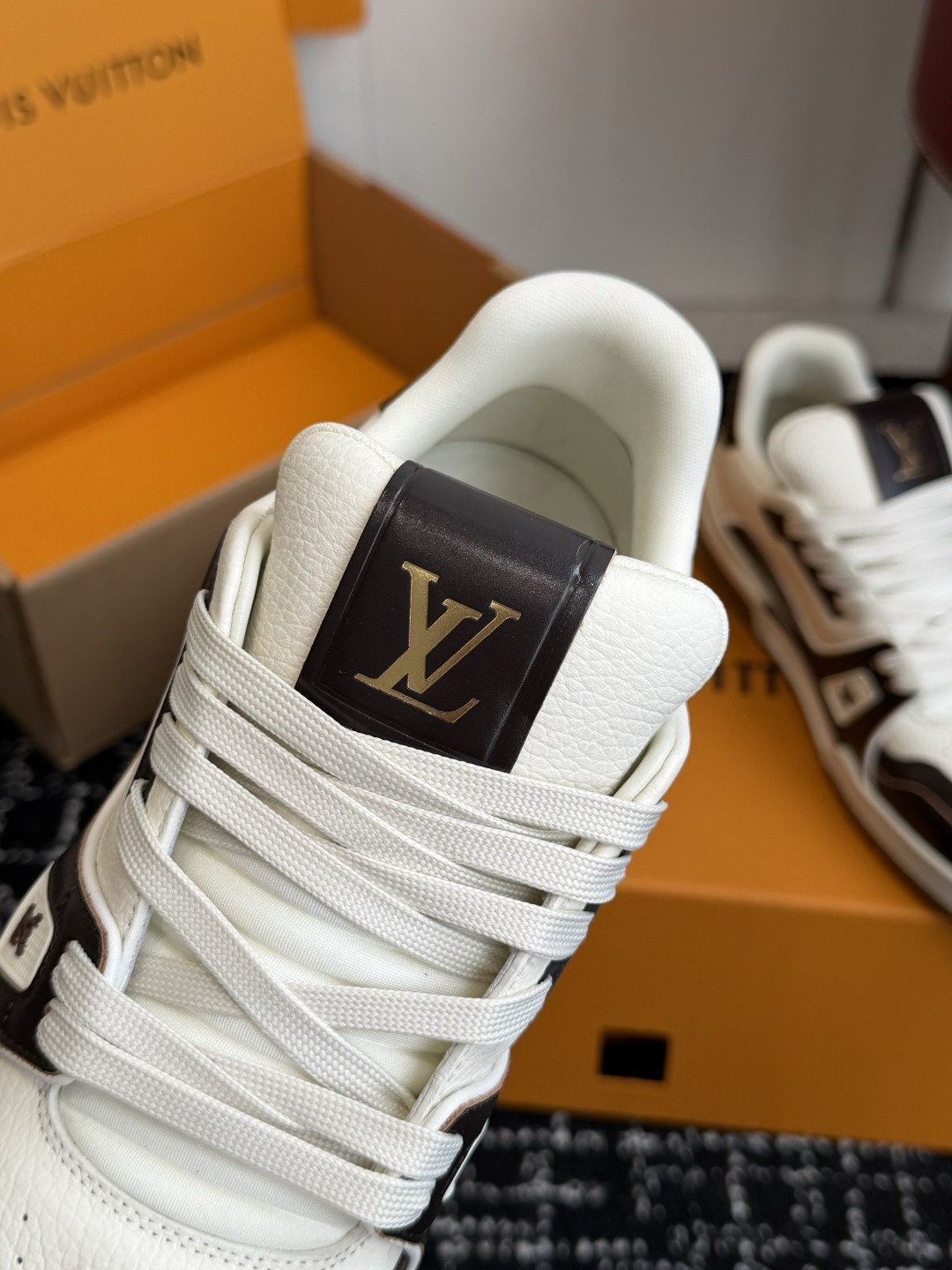 Louis Vuitton LOUISVUITTONTrainer皮革圆头系带字母签名低帮板鞋鸳鸯 请注意区分市面通货材料