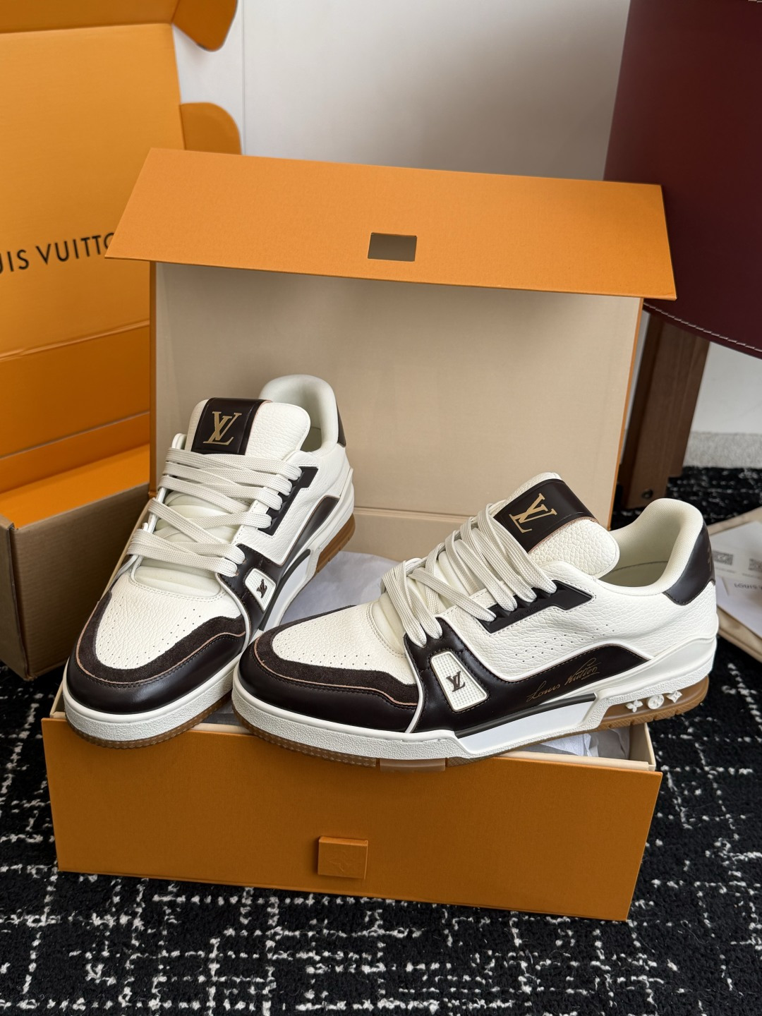 Louis Vuitton LOUISVUITTONTrainer皮革圆头系带字母签名低帮板鞋鸳鸯 请注意区分市面通货材料