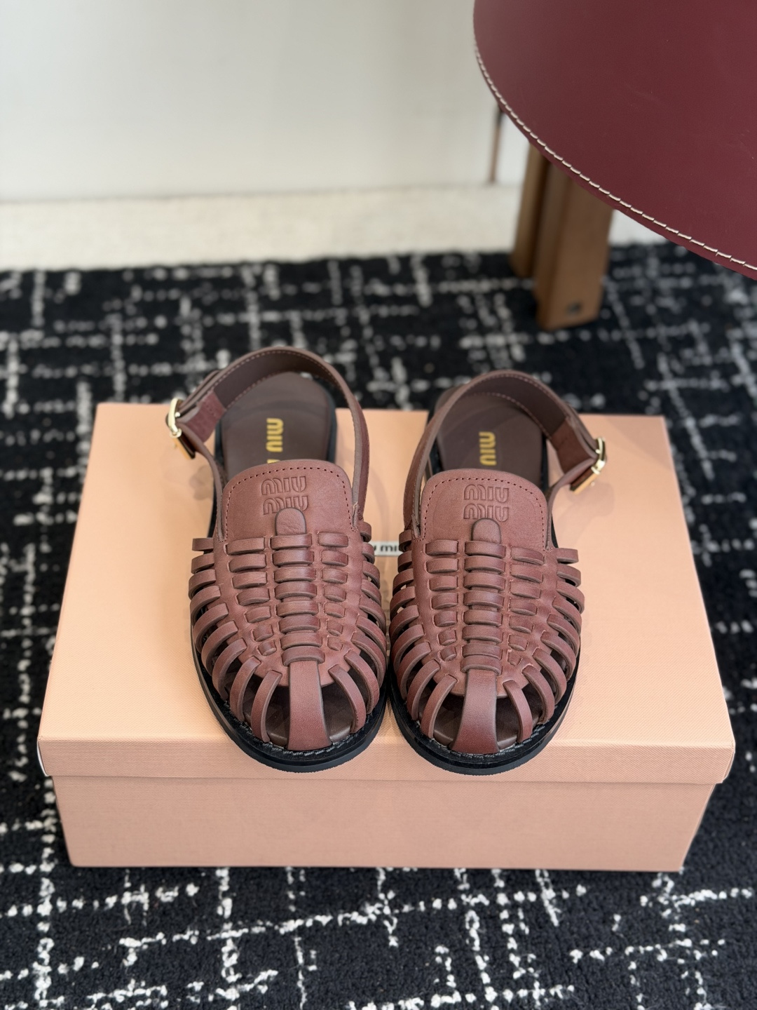 NO:781716,Purchasing agent Miu Miu 26ss latest summer flat pleated rope sandals. We have prepared a few more pairs of must-have slippers for you this summer. Regular customers have reported great demand for these! A batch of specially customized high-grade sheepskin to prepare for Miumiu's subsequent new models. The rope braiding process is indeed more difficult than before, and the control of details is particularly important. It cannot be completed with a machine, and it is all done by hand~ The toe design makes the entire pair of shoes more comfortable! Incredibly easy to wear! Upper cowhide, inner sheepskin, sole rubber outsole Size#35-40 (40 custom made, non-returnable), sandals, miumiu, sandals, slippers, cowhide, sheepskin19860909代购级 Miu Miu 26ss 最新夏季 平底 褶皱 编绳 凉鞋 今年夏天为你们多准备几双必备拖鞋,老顾客都反应对这款需求很大！ 专门订制的一批为miumiu后续新款做准备的高级羊皮,编绳面工艺确实比以往更难,细节的把控尤为重要 用机器是无法完成的,全部手工来操作啦～ 包头设计,整双鞋舒适度拉满！好穿无敌！ 鞋面牛皮 内裡羊皮 鞋底橡胶大底 Size#35-40（40订做不退换）,凉鞋,miumiu,sandals,slippers,cowhide,sheepskin,Women's Shoes