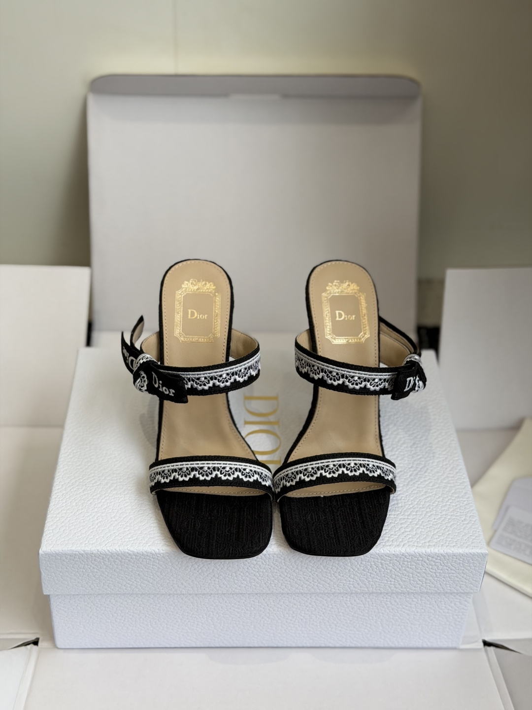 NO:781240,Purchasing agent grade J'ADIOR web sandals Dior 2026 spring and summer latest color Macrame jacquard embroidered letter logo high heel bow color matching women's shoes market top high-end version embroidered upper sheepskin lining leather outsole size 35-42 (404142 customized non-returnable), high heels and slippers, dior, dior, sandals, high heels, slippers, sheepskin19860909代购级 J'ADIOR织带凉鞋 迪奥 Dior 2026春夏最新色 Macrame 提花刺绣字母logo高跟蝴蝶结拼色女鞋 市场顶级高端版本 鞋面刺绣 内里羊皮 大底真皮 码数35-42（404142 定制不退换）,高跟鞋拖鞋,dior,dior,sandals,high heels,slippers,sheepskin,Women's Shoes