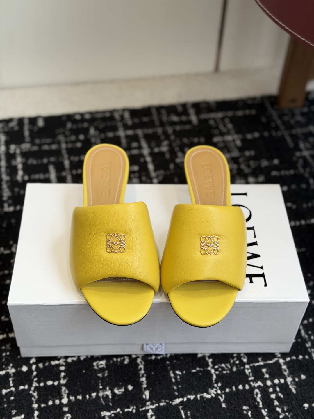 NO:781222,Purchasing agent LOEWE 26ss spring and summer latest model, small-heeled bread slippers, large bread upper, wraps the feet very well, very slimming!  Little fairies who like this style must buy it!  The upper is made of imported calfskin and the lining is mixed sheepskin. The leather is delicate and very comfortable on the feet. Simple line design. Big toe design. Super tasteful. Italian genuine leather outsole Size: 35-41 (40 and 41 are customized and non-returnable), slippers, loewe, loewe, slippers, cowhide, sheepskin, Leather soles19860909代购级 罗意威LOEWE 26ss春夏最新款 ,小跟面包拖鞋   大大的面包鞋面,很好的包裹脚面,非常显瘦！喜欢这种风格的小仙女必须要入手哦！ 鞋面采用进口小牛皮 内里混种羊皮,皮料细腻上脚非常舒适 简约的线条设计 鞋头大头的设计 超级有味道 意大利真皮大底 Size: 35-41（40 41定制不退换）,拖鞋,loewe,loewe,slippers,cowhide,sheepskin,Leather soles,Women's Shoes