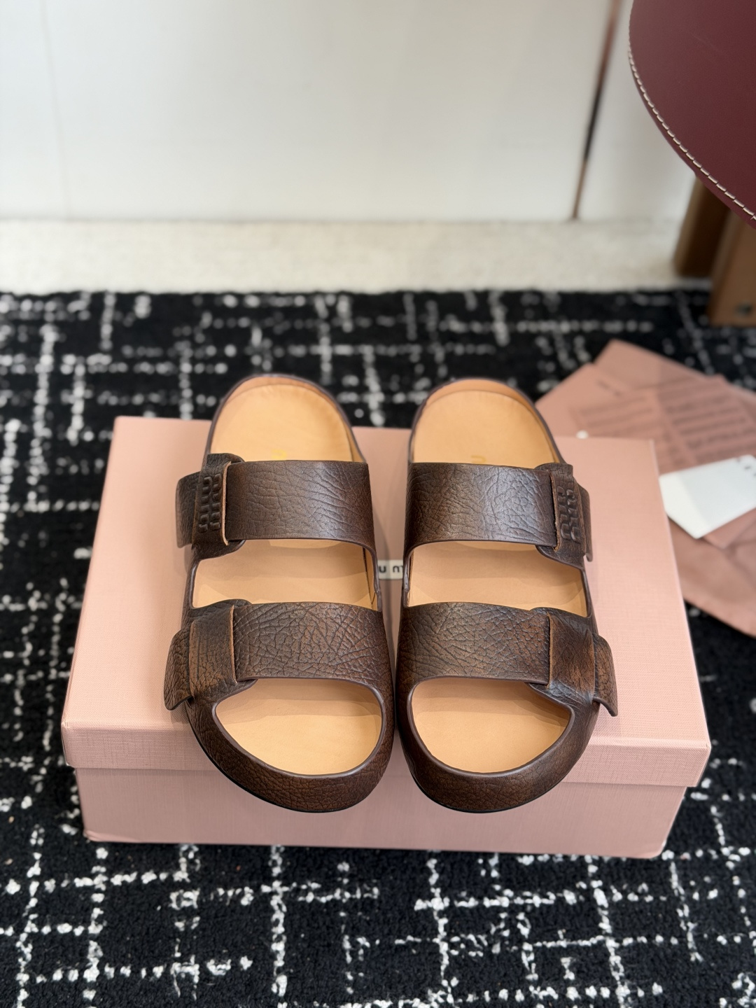NO:781231,Purchasing agent Miu Miu 26ss spring and summer new thick-soled double-strap beach slippers. Today's miu is also fragrant, but miu's is more elegant, the rubber outsole is more practical, three-dimensional effect, metal cowhide, double-strap design, thick sole waterproof and heightening, be careful. The upper/foot pads are customized imported cowhide leather outsole. Rubber outsole  Size#35-41 (41 made to order, non-refundable), slippers, miumiu, slippers, cowhide19860909代购级 Miu Miu 26ss 春夏新款 厚底双带沙滩拖鞋 现在的miu怎么也香里香气的了,但是miu家的更秀气,橡胶大底更实用,三维立体效果 金属牛皮,双带设计,厚底防水增高小心机 鞋面/垫脚定制进口牛皮 大底橡胶大底 Size#35-41（41订做不退换）,拖鞋,miumiu,slippers,cowhide,Women's Shoes
