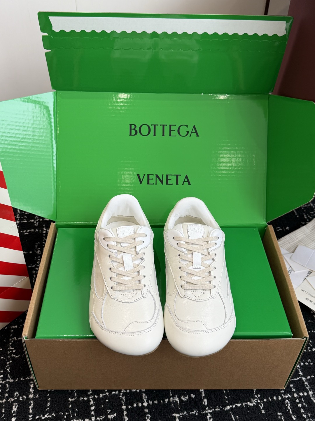 NO:781205,代购级 Bottega Veneta BV葆蝶家 26ss 春夏新款 情侣款 阿甘鞋 德训运动鞋 Sneaker科技尼龙和绒面打造,灵感来自复古球鞋,全新演绎经典运动鞋,轻便、舒适、透气的夏季必备单品 鞋底采用经典的进口麂皮 满满的质感呈现！   Size female 35-40 (40 is custom-made and non-returnable) Male 39-45 (45 is custom-made and non-refundable), casual shoes/sports shoes,bottega veneta,bottega veneta,bottega veneta,sneakers,chamois leather19860909代购级 Bottega Veneta BV葆蝶家 26ss 春夏新款 情侣款 阿甘鞋 德训运动鞋 Sneaker科技尼龙和绒面打造,灵感来自复古球鞋,全新演绎经典运动鞋,轻便、舒适、透气的夏季必备单品 鞋底采用经典的进口麂皮 满满的质感呈现！  Size女35-40（40订做不退换） 男39-45（45订做不退换）,休闲鞋/运动鞋,bottega veneta,bottega veneta,bottega veneta,sneakers,chamois leather,Women's Shoes