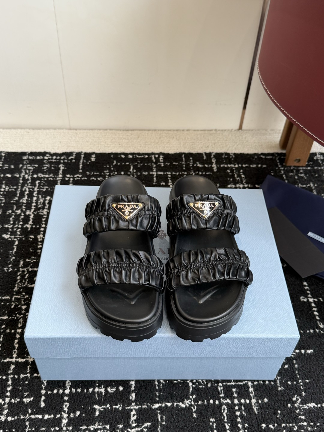 NO:781196,Purchasing agent PRADA 26ss spring and summer new thick-soled sandals. It reminds me of the thick-soled sandals worn by my classmates when I was a child. Classic design, which will never go out of style. While choosing shoes, focus on aesthetics, comfort is the most important. The flat-soled design of this shoe is non-slip and wear-resistant. It is versatile and fashionable for spring and summer travel, versatile and cool, and a must-have color for summer. The upper is imported sheepskin, and the outsole is foam. Size35-40 (40 is custom-made and cannot be returned or exchanged), slippers, prada, slippers, sheepskin19860909代购级 PRADA 26ss 春夏 新款 厚底款 凉拖鞋 想起了小时候上学同学们穿的厚底涼鞋仁 经典设计,永不过时.选鞋子注重美观的同时,舒适是最重要的,这款鞋子平底设计,防滑耐磨 春夏出行百搭时尚,百搭炫酷,夏天必备色 鞋面进口羊皮 大底发泡大底 Size35-40（40订做不退换）,拖鞋,prada,slippers,sheepskin,Women's Shoes