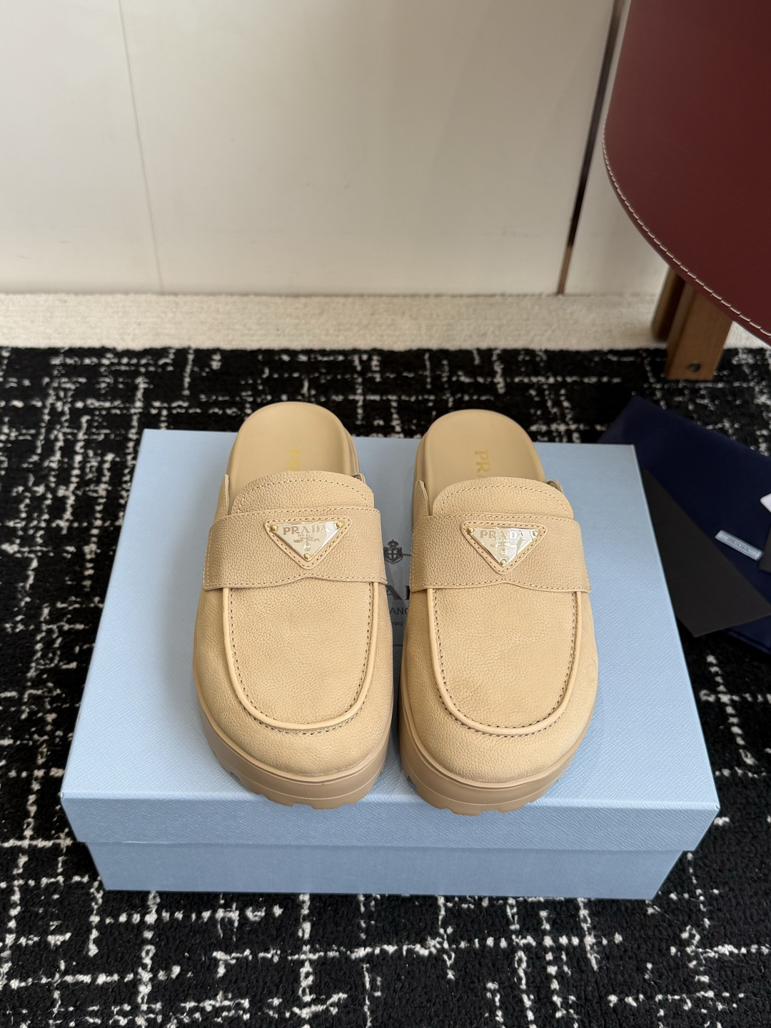 NO:781187,Purchasing-grade semi-slippers Prada 26ss Prada catwalk style retro cap-toe slippers, full of retro style and fashionable, casual and versatile, fashionable and casual, unique taste, loved by everyone and easy to control, popular every year. It is enough to conquer you, wear it, casual and fashionable, without mistakes, simple and handsome on the feet, material cow suede lining and sheepskin lining  Size#35-40 (40 customized, non-refundable), half drag, prada, prada, slippers, sheepskin19860909代购级半拖 Prada 26ss 普拉达走秀款复古包头拖鞋 复古感时髦满满 随意百搭 时尚休闲 独到味道 人人都爱也轻松驾驭 每年都会爆.足以征服你,穿上它,休闲时髦 两不失误 上脚简单帅气 面料牛反绒内里内里羊皮 Size#35-40（40定制不退换),半拖,prada,prada,slippers,sheepskin,Women's Shoes