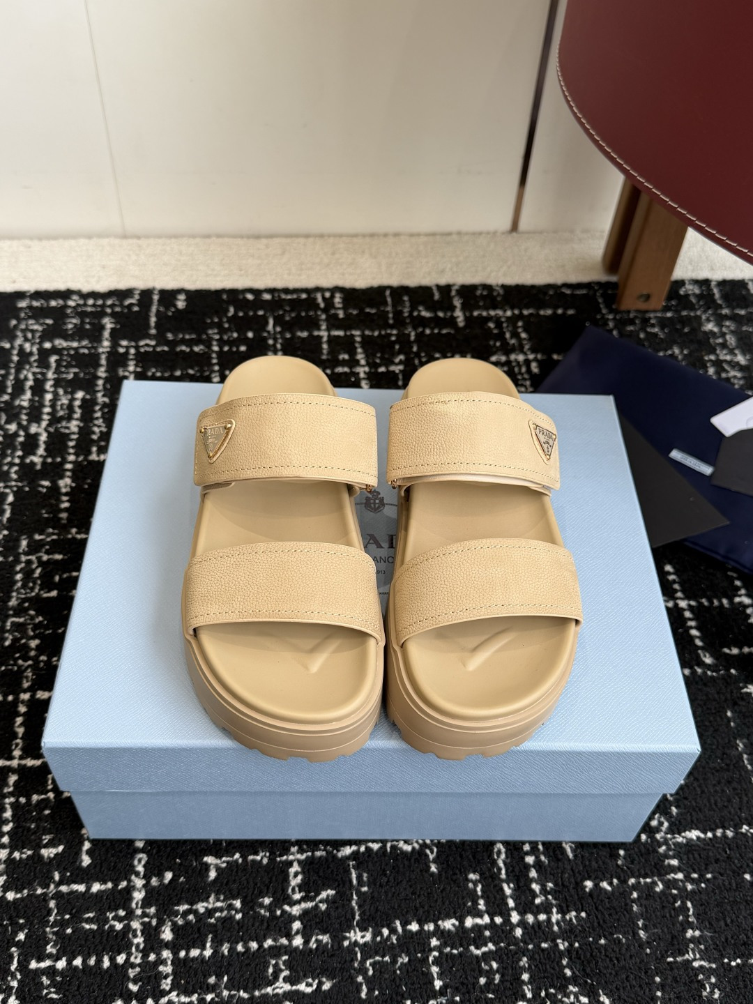 NO:781179,Purchasing agent PRADA 26ss spring and summer new thick-soled sandals reminds me of the thick-soled sandals worn by my classmates when I was a child. Classic design, which will never go out of style. While choosing shoes, pay attention to aesthetics, comfort is the most important. The flat-soled design of this shoe is non-slip and wear-resistant. It is versatile and fashionable for spring and summer travel, versatile and cool, and a must-have color for summer. The upper is cow suede and the outsole is foam. Size35-40 (40 is custom-made and cannot be returned or exchanged), slippers, prada, slippers19860909代购级 PRADA 26ss 春夏 新款 厚底款 凉拖鞋 想起了小时候上学同学们穿的厚底涼鞋仁 经典设计,永不过时.选鞋子注重美观的同时,舒适是最重要的,这款鞋子平底设计,防滑耐磨 春夏出行百搭时尚,百搭炫酷,夏天必备色 鞋面牛反绒 大底发泡大底 Size35-40（40订做不退换）,拖鞋,prada,slippers,Women's Shoes