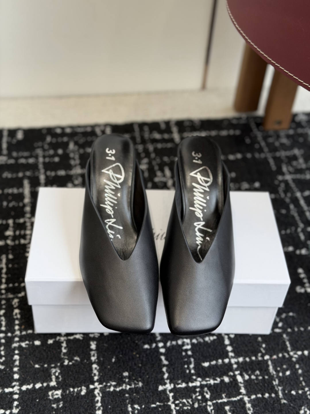 NO:781173,Dongguan purchasing agent 3.1 Phillip Lim new stiletto Roman high-heeled slippers, full leather inside and outside, genuine leather outsole, ultra-light style, invincible texture, produced by Xing Simple and thoughtful shoelace strip design. The small round toe does not look particularly formal or old-fashioned. It has a playful feel~ very suitable for daily wear. The upper foot is intellectual and elegant. The overall lines are clean and pure, and the fabric is made of lambskin to enhance comfort. The inner insole is sheepskin, TPU outsole, size 35~39, semi-high heels, high heels, sheepskin, Leather soles19860909东莞代购级 3.1 Phillip Lim菲利蒲林 新款细跟罗马高跟拖 内外全皮 真皮大底 超轻款 质感无敌 兴X集团洞口鞋厂生产 没有任何繁杂装饰,纯粹极简,舒服又不失复古文艺气质,值得入手 无论时尚怎么变 这种款式一直都是咱们必入鞋款的季节吧！简约而又有心机的鞋带条设计 小方圆头不会显得特别正式或者老气 倒是有点俏皮的feel~非常适合日常穿搭 上腳知性又大气 整体线条感利落纯粹,面料使用小羊皮 增强舒适度,内里鞋垫羊皮,tpu大底 码数35～39,半拖高跟鞋,high heels,sheepskin,Leather soles,Women's Shoes