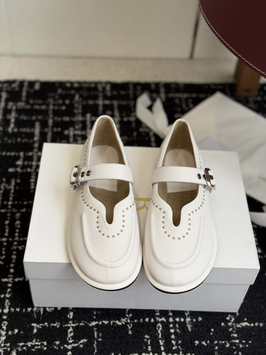 NO:781167,代购级 The row_新款复古乐福鞋 新款The Row玛丽珍,手工金属铆钉赋予鞋履复古仪式感,第一眼看到这个鞋子就爱上了,带点复古味随意搭配都好看！ 各大网红博主都在穿它,前后无港宝,整个鞋子非常柔软,好穿不磨脚简约百搭款~穿上就不想脱的款,对脚感要求高的闭眼入它 鞋面原版定制进口水染小牛皮、混种羊皮、麂皮 内里lu麂皮绒 大底原厂橡胶底 尺码35-41,乐福鞋,loafers,mary  jane,cowhide,sheepskin,chamois leather19860909代购级 The row_新款复古乐福鞋 新款The Row玛丽珍,手工金属铆钉赋予鞋履复古仪式感,第一眼看到这个鞋子就爱上了,带点复古味随意搭配都好看！各大网红博主都在穿它,前后无港宝,整个鞋子非常柔软,好穿不磨脚简约百搭款~穿上就不想脱的款,对脚感要求高的闭眼入它 鞋面原版定制进口水染小牛皮、混种羊皮、麂皮 内里lu麂皮绒 大底原厂橡胶底 尺码35-41,乐福鞋,loafers,mary jane,cowhide,sheepskin,chamois leather,Women's Shoes