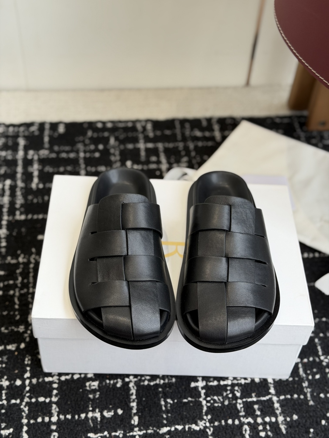 NO:781161,Purchasing-grade THE RO*w 2026 spring and summer new products Inspired by the Palladian motifs of the Renaissance, we deconstructed and reorganized the precise grid of the building facade into the woven texture of the shoe upper. Abandoned the superfluous decoration, leaving only pure lines and warm leather texture. It understands laziness and advancedness. In this summer, let your feet breathe freely, and relax with the calmness and aura of classical architecture.  Whether it's wide-legged pants, short skirts or long skirts, you can easily hold them in, with a sense of laziness and relaxation. It is a must-have item in your shoe cabinet this summer. Sheepskin upper, sheepskin lining, outsole, original size, size 35-41, half drag, skirts, sheepskin19860909代购级 THE RO*w2026春夏新品 灵感源自文艺复兴时期的帕拉第奥母题,我们将建筑立面的精准网格,解构重组为鞋面的编织肌理.摒弃了多余的装饰,只留纯粹的线条与温润的皮革质感. 它懂慵懒,更懂高级.在这个夏天,让双脚自由呼吸,在松弛中自带古典建筑般的沉稳与气场. 无论阔脚裤、短裙还是长裙,都能轻松hold住,自带慵懒松弛感,是这个夏天鞋柜里的刚需单品 鞋面羊皮 内里羊皮 大底原版底 码数35-41,半拖,skirts,sheepskin,Women's Shoes