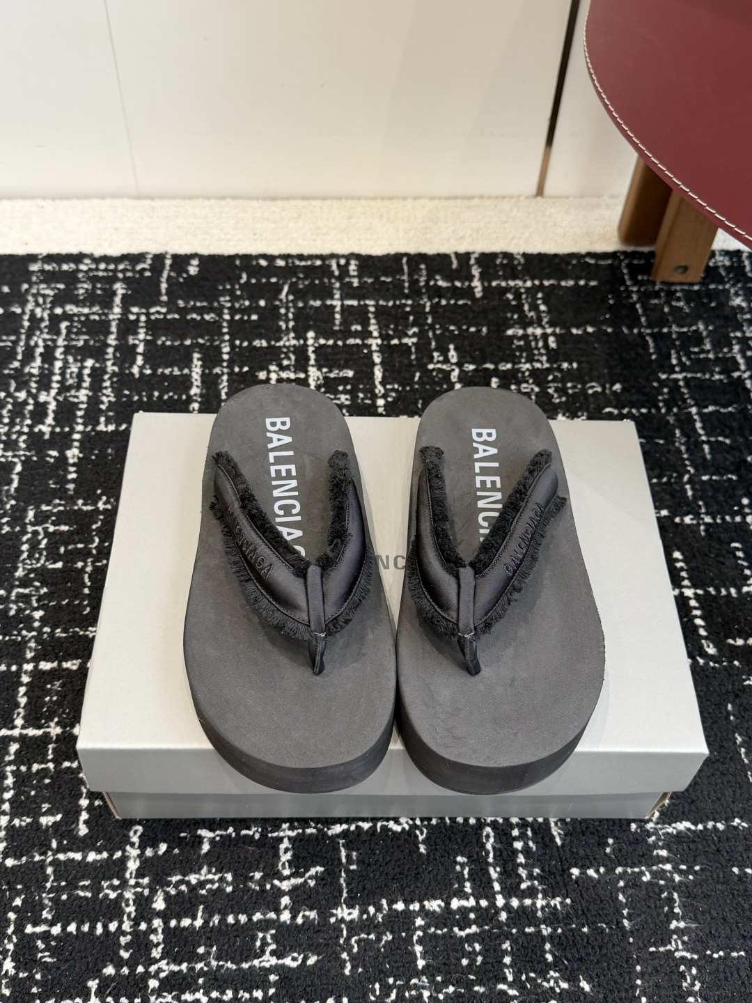 NO:781151,Purchasing-grade CHANEL 26ss summer new tassel flip-flops, beach essentials Chanel2026 Chanel's latest popular summer flip-flops, a versatile style that shows slim feet, a slipper with great appearance, it will look great with any combination!  Lazy slippers are worth recommending. The upper is mixed and comfortable. Size#35-42 (40 41 42 customization is not returnable), split-toe shoes, chanel, chanel, slippers19860909代购级 CHANEL 香奈儿 26ss 夏季新款 流苏 夹脚人字拖 海滩必备款 Chanel2026香奈儿最新爆款 夏季夹脚拖鞋、百搭显脚瘦气质款,颜值爆棚的一款拖鞋,任意搭配都很绝！懒人拖鞋值得推荐 鞋面混合物编织 舒服 Size#35-42（40 41 42定制不退换）,分趾鞋,chanel,chanel,slippers,Women's Shoes