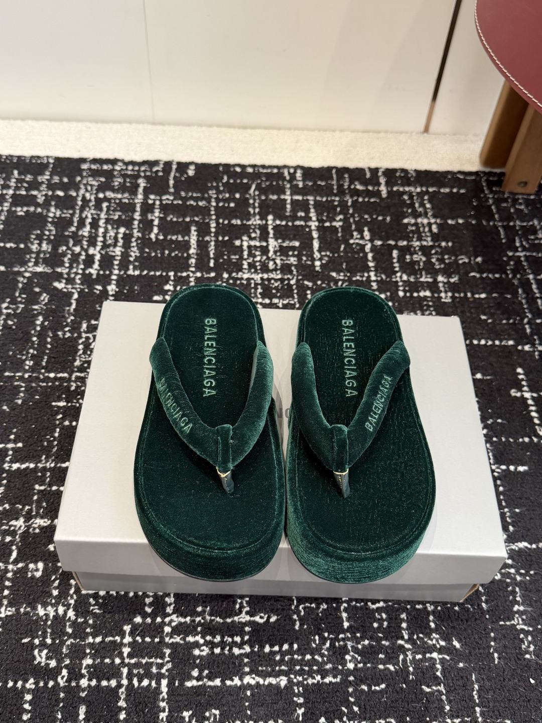 NO:781156,Purchasing-grade CHANEL 26ss summer new tassel flip-flops, beach essentials Chanel2026 Chanel's latest popular summer flip-flops, a versatile style that shows slim feet, a slipper with great appearance, it will look great with any combination!  Lazy slippers are worth recommending. Velvet upper Size#35-42 (40 41 42 customization is not returnable), split-toe shoes, chanel, chanel, slippers19860909代购级 CHANEL 香奈儿 26ss 夏季新款 流苏 夹脚人字拖 海滩必备款 Chanel2026香奈儿最新爆款 夏季夹脚拖鞋、百搭显脚瘦气质款,颜值爆棚的一款拖鞋,任意搭配都很绝！懒人拖鞋值得推荐 鞋面绒 Size#35-42（40 41 42定制不退换）,分趾鞋,chanel,chanel,slippers,Women's Shoes