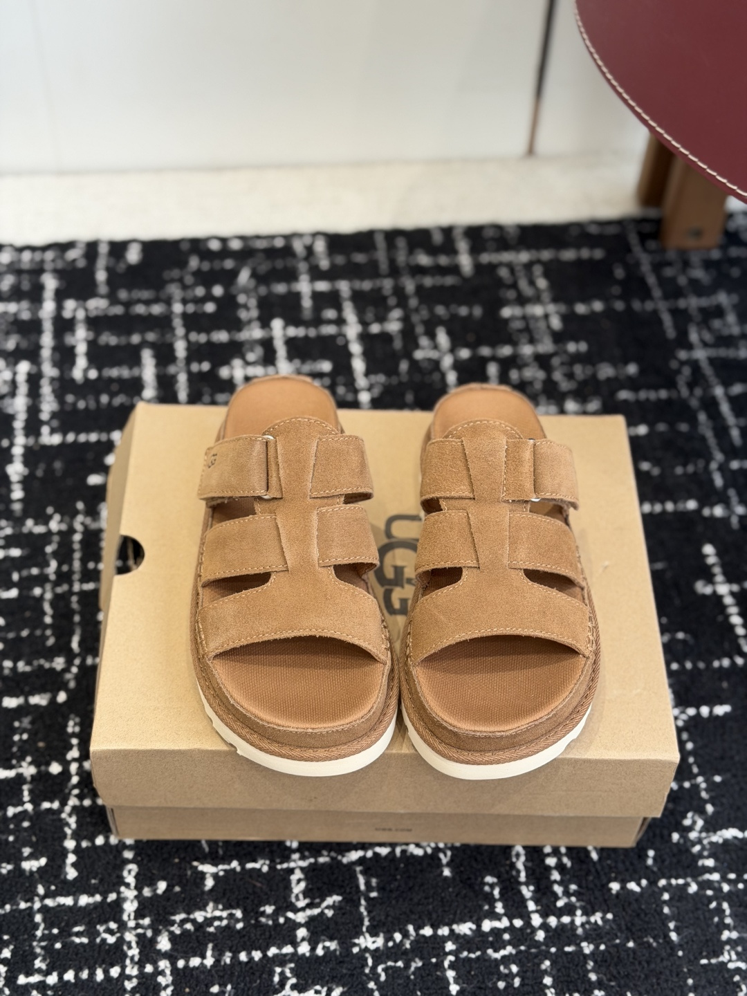 NO:781146,Dongguan purchasing agent UGG Venus slippers 26ss new slippers!  Classic retro style, versatile colors, large uppers that make your feet slimmer in seconds, and thick soles that make your feet look smaller in seconds!  Highly elastic cushioning soles ~ Soft and elastic, they won’t tire your feet after being worn for a long time. A must-have slipper in summer!  Handmade welt hemming design, counter-level quality, great value for money, two colors maroon, sand color, size 35-41 (40, 41 customized), slippers, slippers19860909东莞代购级 UGG金星拖鞋 26ss新拖鞋！ 经典复古版型,百搭的颜色,大鞋面上脚秒显瘦,厚鞋底,穿上秒显脚小！ 高弹缓震鞋底哦～软弹不塌,久穿不累脚,夏季必备拖鞋！ 手工沿条包边设计,专柜级品质,性价比拉满 两色栗色、沙色 size35-41（40、41定制）,拖鞋,slippers,Women's Shoes