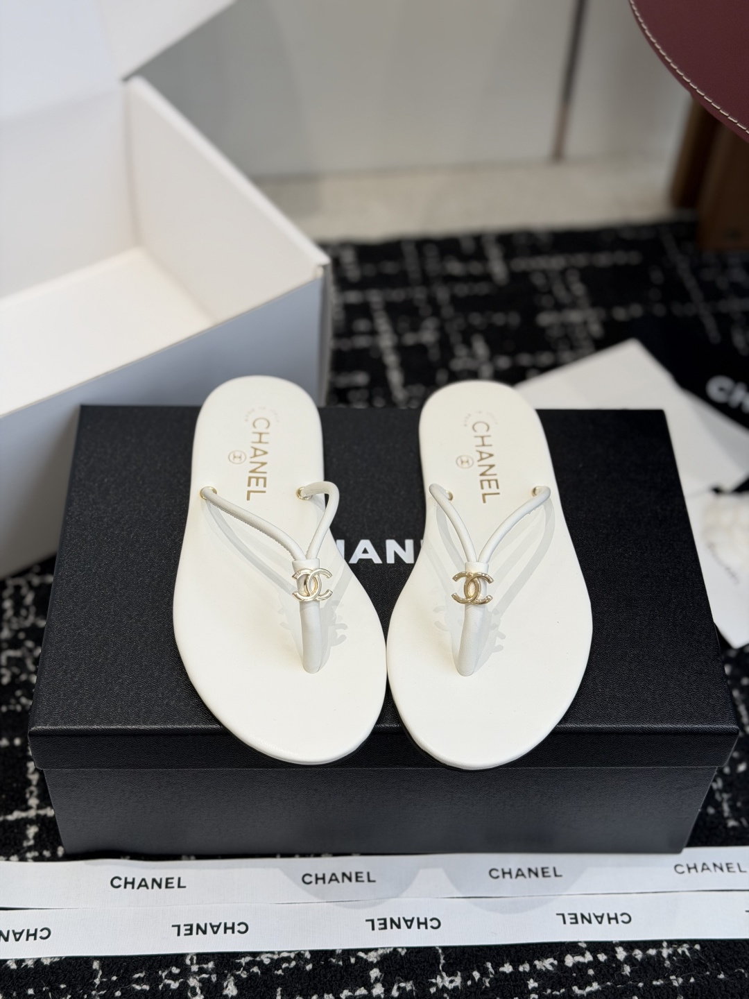 NO:781140,Dongguan purchasing agent CHANEL 26ss new spring and summer flip-flops Summer flip-flops inexplicably make people feel free. Double C electroplated gold is so exquisite and so beautiful. The upper feet are super delicate and white!  The upper is made of original customized lambskin, the lining is made of imported sheepskin, the outsole is TPU outsole Size#35-40 (40 is custom-made and cannot be returned or exchanged), split-toe shoes, chanel, sheepskin, gold plating19860909东莞代购级 CHANEL 26ss 春夏新款夹脚 人字拖 夏天的人字拖莫名让人感到自由 双c 电镀金 太精致了 也太好看了吧 上脚超秀气显白！ 鞋面采用原版定制小羊皮 内里采用进口羊皮 大底TPU大底 Size#35-40（40 订做不退换）,分趾鞋,chanel,sheepskin,gold plating,Women's Shoes