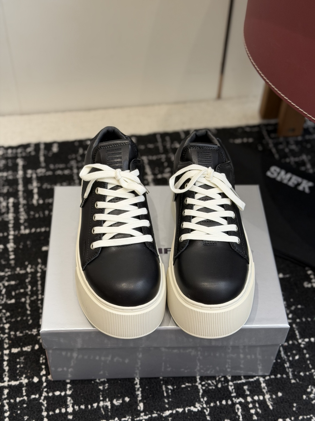 NO:782150,Purchasing agent level SMFK2026vs spring and summer latest popular casual series, round toe thick-soled casual shoes  Versatile minimalist style national trend, the new work inherits the popular elements of many brands. Casual shoes have endless matching possibilities. They can be worn with narrow-leg jeans or mini skirts, and can also be layered with printed dresses. The item is made of soft pure leather and is equipped with a moderately high and comfortable block heel. The details also ensure that it is secure and not easy to shift, creating a loose and lazy style... Fabric: Original custom cowhide Lining: Original custom sheepskin Foot pads: Original custom sheepskin Outsole:  Original molded rubber sole Size: 35-39 (40. Customization is non-returnable), casual shoes/sports shoes, sneakers, skirts, jeans, cowhide, sheepskin19860909代购级 SMFK2026vs春夏最新王炸爆款休闲系列,圆头厚底休闲鞋 百搭的极简风国潮,新作继承了诸多品牌制胜的流行元素,休闲鞋拥有无尽的搭配可能,它可与窄腿牛仔裤或迷你裙同穿,也能与印花连衣裙打造叠穿造型,单品采用柔软纯皮而成,配有高度适中的舒适粗跟,细节还确保穿着稳妥不易移位,营造松垮慵懒风…… 面料: 原版定制牛皮 内里: 原版定制羊皮 垫脚: 原版定制羊皮 大底: 原版开模橡胶底 码数: 35-39（40.定制不退换）,休闲鞋/运动鞋,sneakers,skirts,jeans,cowhide,sheepskin,Women's Shoes