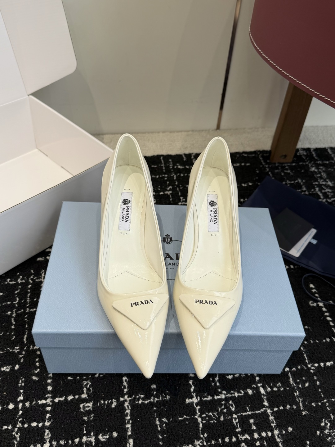 NO:782143,Purchasing agent PRADA Prada's 2026 early spring new product pointed toe single shoes and high heels. The pointed toe design is not only an ingenious idea of elongating the leg shape. The triangle buckle finds a balance between rigidity and softness. It breaks away from the inertial perception of 'comfort is luxury', but uses the skin-friendly texture of the sheepskin lining to achieve dual freedom of mind and body. From commuting suits to dinner dresses, it seamlessly adapts to multiple scenes, allowing women to switch between being capable and feminine.  Every time you place your foot, there is a whisper between the metal logo and the ground. It is the resonance of avant-garde design and daily functions. It is also the undefined confidence and edge of contemporary women. Fabric customized lambskin material Genuine leather outsole Heel height 7.5cm Size35-39 (40 customized), high-heeled shoes, prada, prada, high heels, skirts, business suit, sheepskin, Leather soles19860909代购级 PRADA 普拉达2026早春新品尖头 单鞋鞋高跟鞋 尖头设计不止是拉长腿型的巧思 三角扣在刚柔之间找到平衡. 它挣脱了“舒适即奢侈”的惯性认知 却以羊皮内里的亲肤质感 实现心灵与身体的双重自由. 从通勤西装到晚宴礼裙 它无缝适配多元场景 让女性在干练与柔美中自主切换. 每一次落脚都是金属徽标与地面的轻语 是先锋设计与日常功能的共鸣 更是当代女性不被定义的底气与锋芒. 面料定制小羊皮材质 真皮大底 跟高7.5cm Size35-39（40定制）,高跟鞋单鞋,prada,prada,high heels,skirts,business suit,sheepskin,Leather soles,Women's Shoes