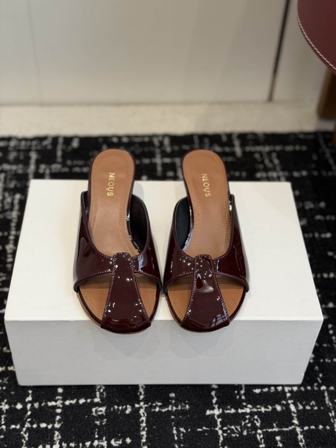 NO:782136,Purchasing agent level NEOUS 26ss new spring and summer stiletto heel Mule slippers You can never have too many comfortable and fashionable shoes, and Neous, a niche shoe brand from London, can easily meet the needs of girls. The thick heels are fashionable and versatile, making you look slim and tall, and more stable when walking. The silk bow design is playful and cute. The foot pads have good texture, strong skin-friendly feeling, are breathable, moisture-absorbing, delicate and dry, and are close to the skin without being stuffy.  This is a pair of shoes that can be remembered at a glance, simple yet fashionable. Upper imported matte calfskin outsole Italian imported genuine leather outsole Size35 -41 (40 41 custom-made non-refundable), slippers, slippers, cowhide, real silk, Leather soles19860909代购级 NEOUS 26ss 春夏新款 细跟 穆勒拖鞋 舒适又时髦的鞋子永远不嫌多,来自伦敦的小众鞋履品牌 Neous便能轻松满足女生们的需求. 粗跟,时尚百搭,显得身材苗条高挑,行走间更加稳固. 真丝蝴蝶结设计 俏皮可爱 脚垫质感好,亲肤感强,透气吸湿细腻干爽,贴肤不闷脚. 这是一双一眼就能够让人记住的鞋子,简约中不失时尚感. 鞋面进口哑光小牛皮 大底意大利进口真皮大底 Size35 -41（40 41定做不退换）,拖鞋,slippers,cowhide,real silk,Leather soles,Women's Shoes