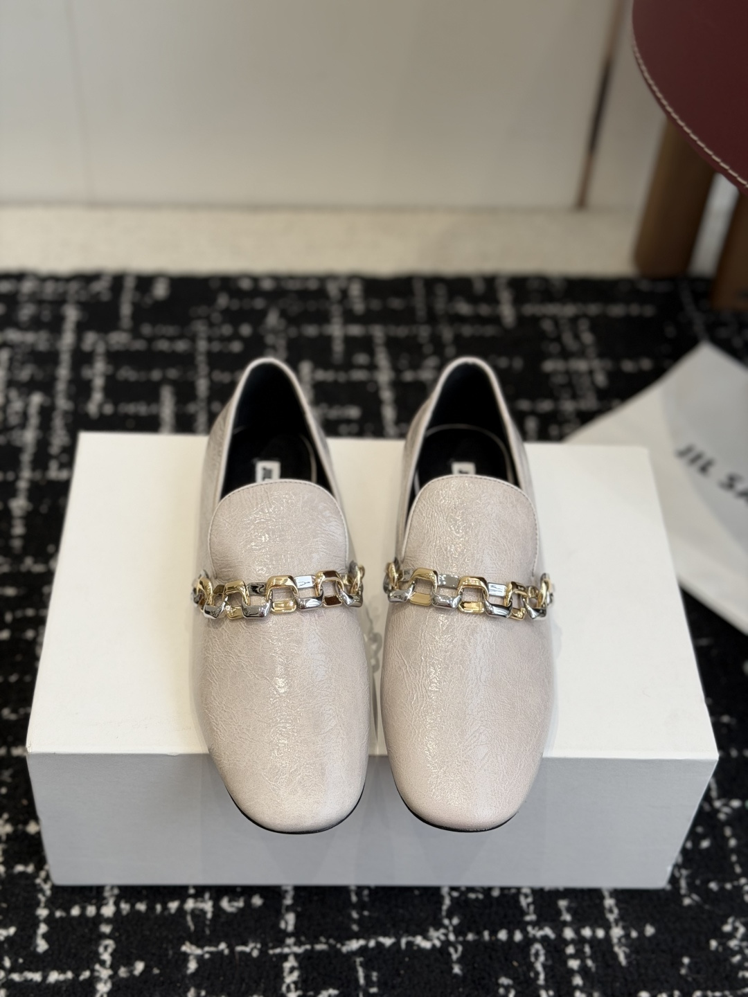 NO:782109,Purchasing agent grade JILSANDER is a pair of shoes that are both comfortable and good-looking. It’s time to buy shoes in autumn. These deep-mouth door-to-door shoes are specially designed to fit your feet. They are made of classic and elegant cowhide leather. They are soft and delicate, easy to match with elegant head styles and sexy chain design, and reveal a lingering femininity. Breathable sheepskin lining is comfortable and not stuffy for your feet. It is comfortable to wear and you will not feel tired when walking. The outsole is made of Italian genuine leather. Size 35-41 (40)  41 Custom-made (non-refundable), loafers, jil sander, loafers, cowhide, sheepskin19860909代购级 JILSANDER 吉尔桑德 好穿又好看的单鞋 入秋 该买单鞋了 这款深口门密鞋特别装脚,彰显干练气质,经典高雅牛皮材质,柔软细腻,易搭配优雅头型搭配性感链条设计,流露着若影若现的女人味.透气羊皮内里,舒适不闷脚,越穿越舒适,穿上走路完全不累 大底意大利真皮底 Size35-41（40 41订做不退换）,乐福鞋,jil sander,loafers,cowhide,sheepskin,Women's Shoes