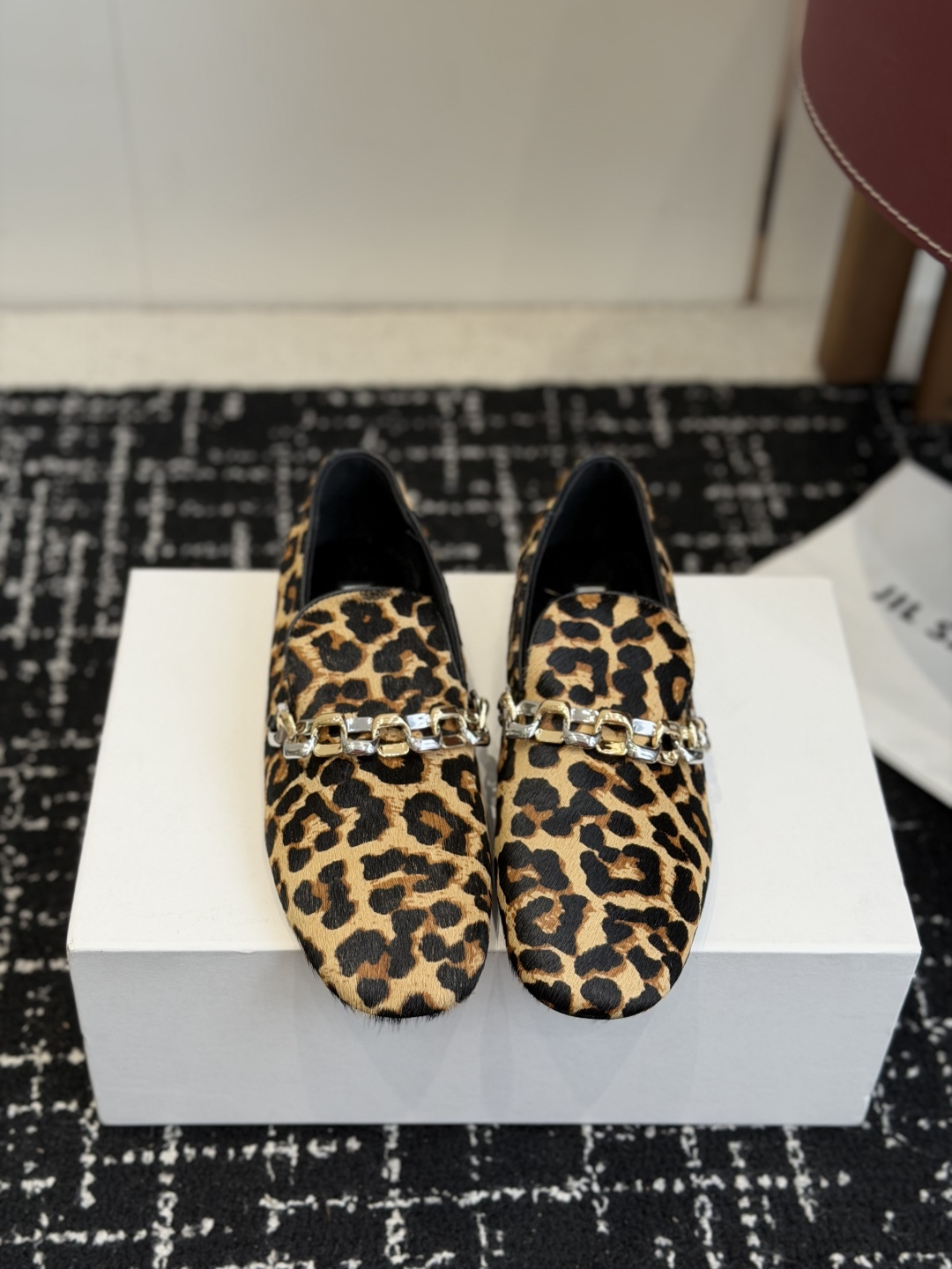 NO:782116,Purchasing agent grade JILSANDER is a pair of shoes that are both comfortable and good-looking. It’s time to buy shoes in autumn. These deep-mouth door-to-door shoes are specially designed to fit your feet, showing off your sophisticated temperament. They are made of classic and elegant horse hair, are soft and delicate, and are easy to match with elegant head styles and sexy chain designs. They reveal a lingering femininity. Breathable sheepskin lining is comfortable and not stuffy for your feet. It is comfortable to wear and you will not feel tired when walking. The outsole is made of Italian genuine leather. Size 35-41 (40)  41 Custom-made (non-refundable), loafers, jil sander, loafers, sheepskin19860909代购级 JILSANDER 吉尔桑德 好穿又好看的单鞋 入秋 该买单鞋了 这款深口门密鞋特别装脚,彰显干练气质,经典高雅马毛材质,柔软细腻,易搭配优雅头型搭配性感链条设计,流露着若影若现的女人味.透气羊皮内里,舒适不闷脚,越穿越舒适,穿上走路完全不累 大底意大利真皮底 Size35-41（40 41订做不退换）,乐福鞋,jil sander,loafers,sheepskin,Women's Shoes