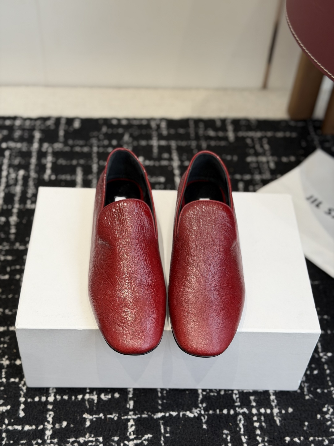 NO:782123,Purchasing agent grade JILSANDER is a pair of shoes that are both comfortable and good-looking. It’s time to buy a pair of shoes in autumn. These deep-mouth door-to-door shoes are specially designed to fit your feet, showing off your capable temperament. They are made of classic and elegant cowhide leather, soft and delicate, and reveal a lingering femininity. Breathable sheepskin lining makes your feet comfortable and not stuffy. It’s comfortable to wear and you won’t feel tired when walking. The outsole is made of Italian genuine leather. Size 35-41 (40)  41 Custom-made (non-refundable), loafers, jil sander, loafers, cowhide, sheepskin19860909代购级 JILSANDER 吉尔桑德 好穿又好看的单鞋 入秋 该买单鞋了 这款深口门密鞋特别装脚,彰显干练气质,经典高雅牛皮材质,柔软细腻,流露着若影若现的女人味.透气羊皮内里,舒适不闷脚,越穿越舒适,穿上走路完全不累 大底意大利真皮底 Size35-41（40 41订做不退换）,乐福鞋,jil sander,loafers,cowhide,sheepskin,Women's Shoes