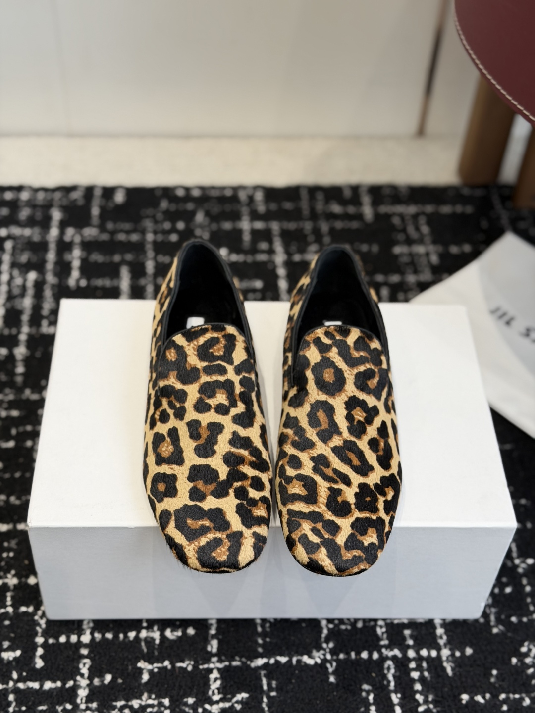 NO:782129,Purchasing agent grade JILSANDER is a pair of shoes that are easy to wear and look good. It’s time to buy a pair of shoes in autumn. These deep-mouth door-to-door shoes are specially designed to fit your feet, showing off your capable temperament. They are made of classic and elegant horse hair, are soft and delicate, and reveal a lingering femininity. Breathable sheepskin lining makes your feet comfortable and not stuffy. It is comfortable to wear and you will not feel tired when walking. The outsole is made of Italian genuine leather. Size 35-41 (40)  41 Custom-made (non-refundable), loafers, jil sander, loafers, sheepskin19860909代购级 JILSANDER 吉尔桑德 好穿又好看的单鞋 入秋 该买单鞋了 这款深口门密鞋特别装脚,彰显干练气质,经典高雅马毛材质,柔软细腻,流露着若影若现的女人味.透气羊皮内里,舒适不闷脚,越穿越舒适,穿上走路完全不累 大底意大利真皮底 Size35-41（40 41订做不退换）,乐福鞋,jil sander,loafers,sheepskin,Women's Shoes