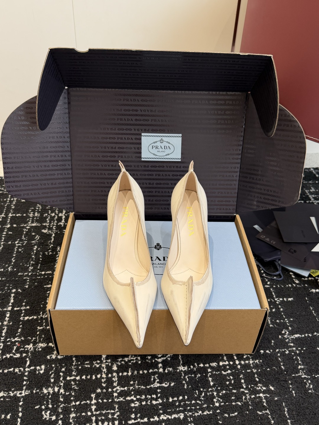 NO:782147,Dongguan Purchasing Level PRADA 26ss Prada’s new spring and summer products are coming with strength. A very shiny item in the Prada Glow limited-time store. Super popular series of hot products, Yujie high heels!  Fashionable and versatile nice items, beauties from all walks of life have stood firm, and new ones are exclusively available!  Sisters who like to wear high heels but are afraid of getting tired, take a look, the square thick heels definitely make your steps light, your feet are 100% not tired, and you can get on your feet steadily and easily!  Original shoes purchased from Italian counters are developed and reproduced 1:1 according to the original taste. This year's theme is not to be defined. The texture is reflected through simplicity and conciseness. The fabric is imported calfskin. The outsole is made of original Italian leather outsole. Heel height 8cm Size: #35-40 (40 orders are not returnable), high-heeled shoes, prada, prada, high heels, cowhide, Leather soles19860909东莞代购级 PRADA 26ss 普拉达春夏新品 实力来袭 Prada Glow限时店很闪亮的单品 超级爆系列爆品,御姐高跟鞋！ 时髦百搭nice单品,各路美女站稳了,独家上新啦！喜欢穿高跟鞋又怕累的姐姐们看过来,方形粗跟绝对让脚步轻盈,百分百不累脚,上脚稳稳的轻松！ 意大利专柜代购原版鞋开发,1比1照足原味复刻.今年的主题就是不被定义 通过简单简洁体现质感 面料进口小牛皮 大底原版意大利真皮大底配制. 跟高8cm Size:#35-40(40订做不退换）,高跟鞋单鞋,prada,prada,high heels,cowhide,Leather soles,Women's Shoes