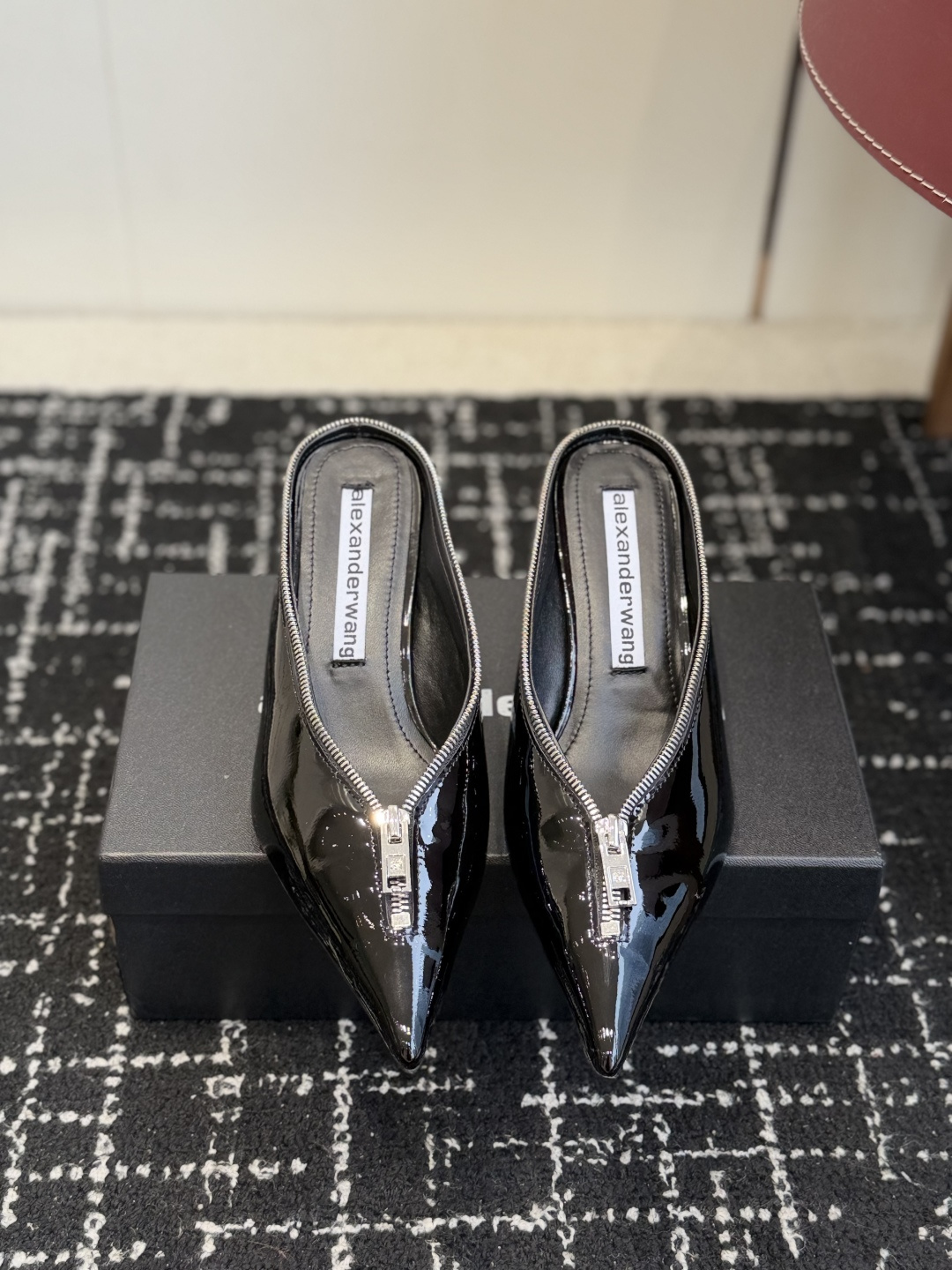 NO:783518,Dongguan purchasing agent Alexander Wang pointed toe zipper buckle mules. A very unique design, unique. The pointed toe modifies the leg shape, and the zipper details are full of personality. The upper foot is effortlessly fashionable. Material patent leather, lining sheepskin, outsole, genuine leather outsole, size 35-39, half drag, sheepskin, Leather soles19860909东莞代购级 Alexander Wang 尖头拉链饰扣穆勒鞋 非常有个性的一款设计,独一无二 尖头修饰腿型,拉链细节个性拉满 上脚就是毫不费力的时髦感 材料漆皮 内里羊皮 大底真皮大底 码数35-39,半拖,sheepskin,Leather soles,Women's Shoes