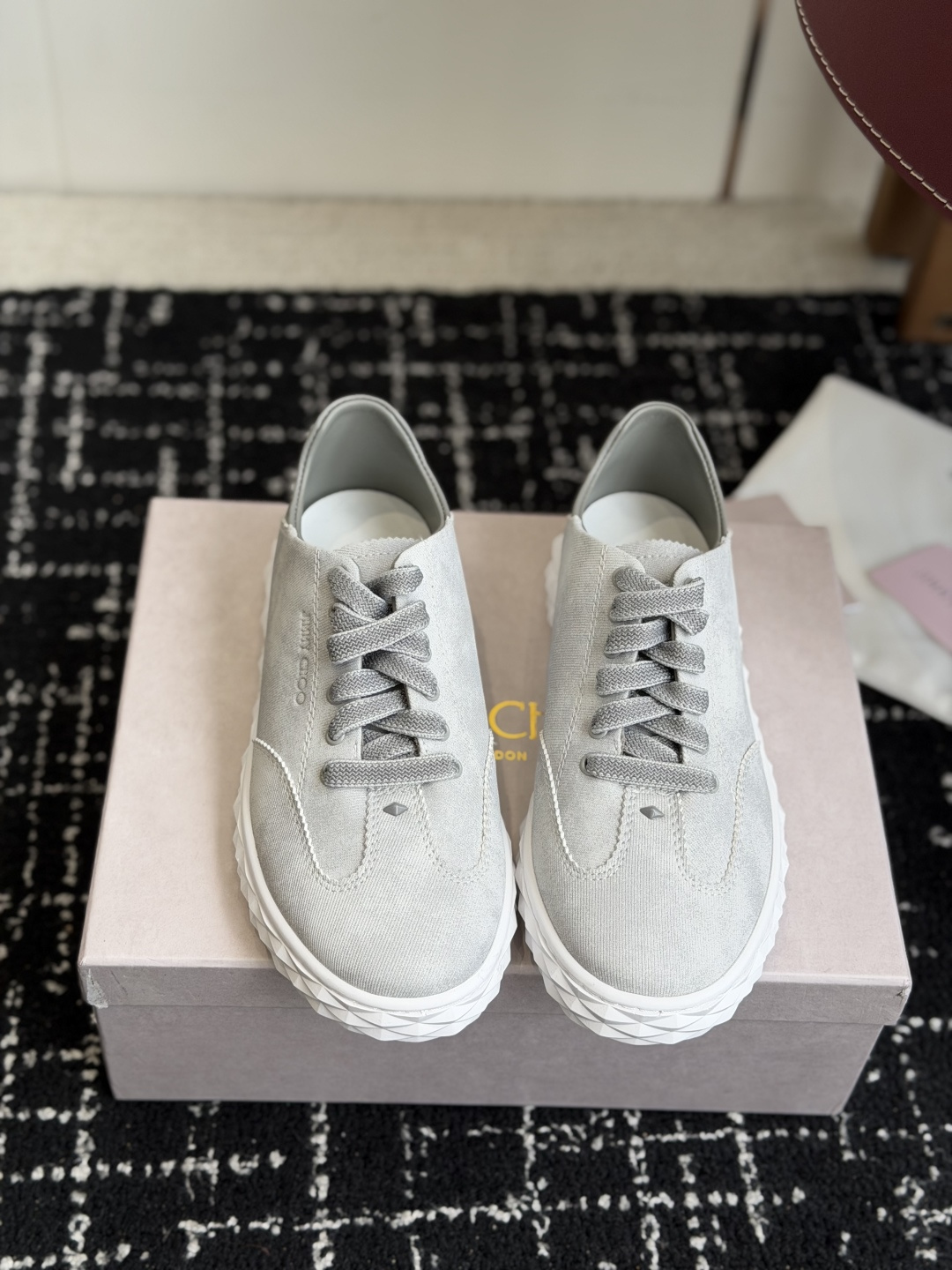 NO:783541,Purchasing agent Jimmy Choo 26ss latest casual shoes, the main series of the counter!  Purchasing agent level!  The fabric is made from the original Niu Jing, imported cowhide, and is paired with JC element-specific shoelaces, a unique series combination!  Super comfortable on the feet!  Top quality sheepskin lining!  The outsole is the original open-molded TPU outsole Size 35-40 (40 is custom-made and cannot be returned or exchanged), half drag, jimmy choo, cowhide, sheepskin19860909代购级 Jimmy Choo 26ss 最新休闲鞋,专柜主打系列！代购级别！ 面料选用原版一致牛京,进口牛皮 搭配jc元素的特色鞋带,绝绝子的系列组合！上脚超级舒适！内里顶级羊皮！ 大底是原版开模TPU大底 Size35-40（40订做不退换）,半拖,jimmy choo,cowhide,sheepskin,Women's Shoes