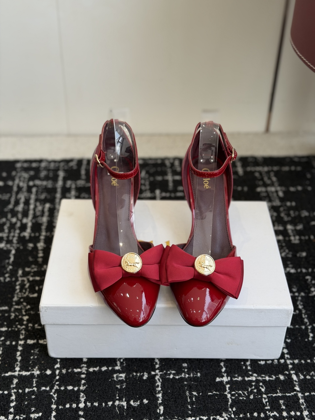 NO:783511,Purchasing agent Chloe 26ss spring and summer new stiletto Mary Jane sandals. This newly designed MARCIE ballet shoes are made of custom calf patent leather. The Mary Jane silhouette and almond-shaped toe show Parisian style. The upper is decorated with gold micro MARCIE buckle details. The buckle engraved with CHLO adds a signature tone to this comfortable ballet shoe.  The lambskin lining material is light and soft, and the T-strap design modifies the shape of the feet. It can be worn with dresses and trousers. Heel height stiletto 6cm Size 35-41 (40 41 custom-made, non-returnable), high heels and sandals, chloe, loewe, sandals, mary jane, high heels, skirts, sheepskin19860909代购级 Chloe蔻依 26ss 春夏新款 细跟 玛丽珍 凉鞋 单鞋 这款焕新设计的MARCIE芭蕾鞋采用 定制小牛漆皮 ,玛丽珍廓形和杏仁形鞋头展现巴黎风情.鞋面上饰有金色微型MARCIE搭扣细节.镌刻CHLO字样的搭扣为这款舒适的 芭蕾鞋 添标志性格调 内里小羊皮材质轻盈柔软、丁字带设计修饰脚型哦,搭配连衣裙 裤装都很可 跟高细跟6cm Size35-41（40 41订做不退换）,高跟鞋凉鞋,chloe,loewe,sandals,mary jane,high heels,skirts,sheepskin,Women's Shoes