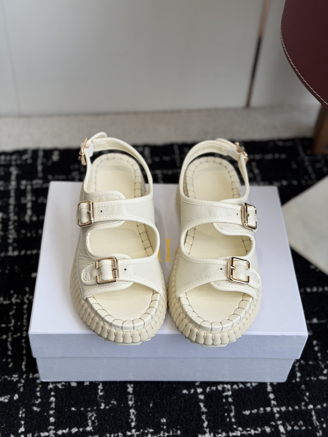 NO:783494,Purchasing-grade Chloe 26ss spring and summer new thick-soled casual sandals. Original soles, all hand-threaded, all positions are just right, Internet celebrity hot style, top leisure vacation series. Big celebrities and Internet celebrities unanimously pursue this style, and it is even out of stock. It is hard to find. An indispensable single slipper in midsummer. It is very attractive and fashionable sports style on the feet. Show your elegance, lightness, slimming and white feet in your way. Fabric imported cowhide  Original molded fabric, outsole, rubber outsole/super light wear-resistant velvet combination, Size 35-40 (40 made to order, non-returnable), sandals, chloe, loewe, sandals, slippers, cowhide19860909代购级 Chloe 克洛伊 蔻依 26ss 春夏季季新款 厚底休闲凉鞋 原版鞋底,全手工穿线,所有的位置刚刚好 ,网红爆款,顶级休闲度假系列 大咖网红一致追求此款,更是断货一度难求 盛夏不可缺少的单品拖鞋,上脚极具吸引时髦运动风尚,以你的方式彰显你的优雅、轻便、显瘦、显脚白 面料进口牛皮 原版开模布料 大底橡胶大底/超轻耐磨绒组合 Size35-40（40订做不退换）,凉鞋,chloe,loewe,sandals,slippers,cowhide,Women's Shoes