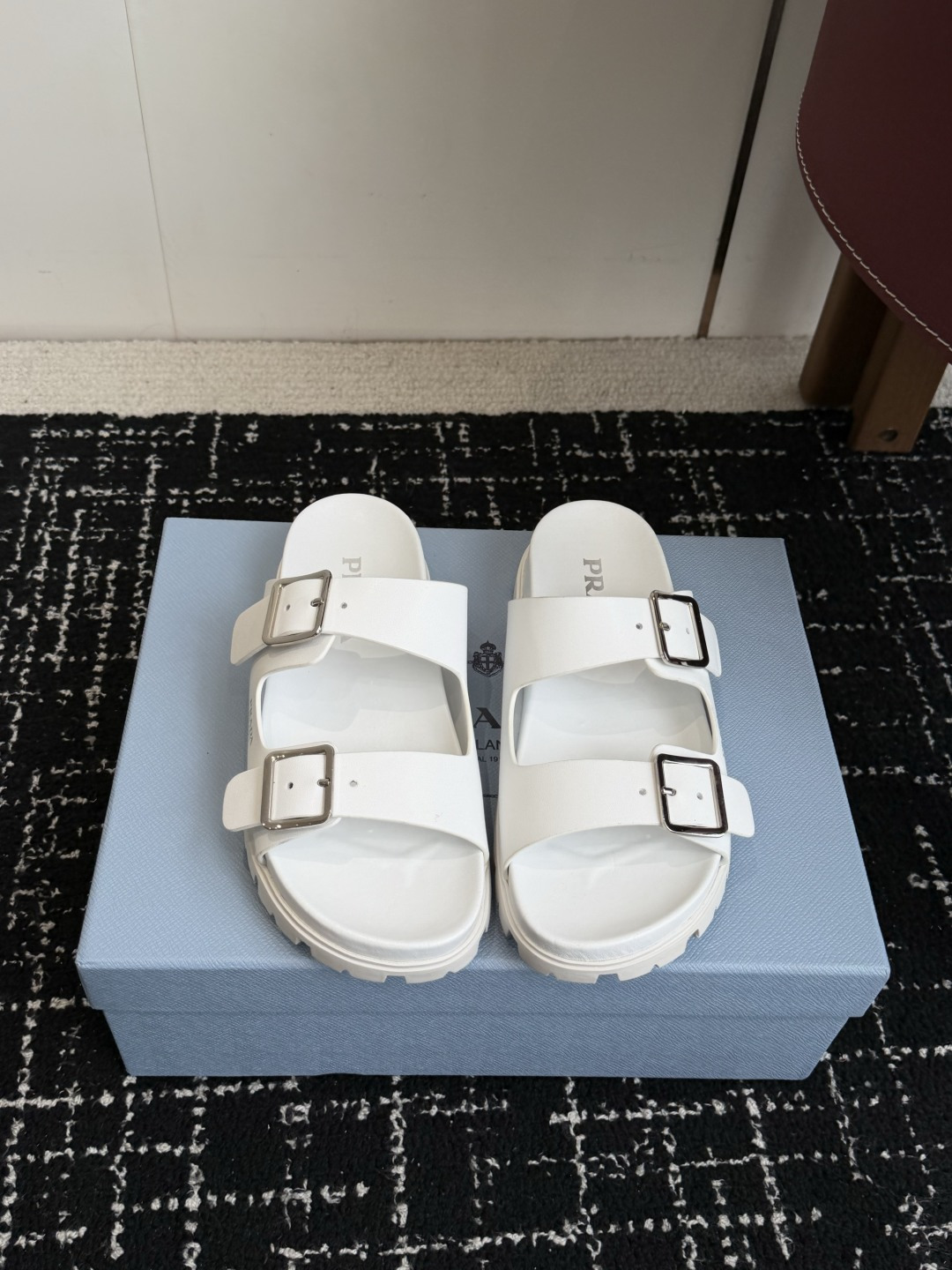 NO:783486,Purchasing agent level Prada super hot thick-soled sandals, super hot latest spring and summer zigzag Roman weave ultra-light sandals, retro fashionable and avant-garde gears make the whole pair of shoes light, comfortable and bright colors to meet the various choices of fashionable people of different styles! The iconic metal buckle is matched with the shape of ancient beach sandals, every element is on the fashionable point!  Upper cowhide outsole 1:1 molded outsole Size#35-41 (4041 custom-made, non-returnable), slippers, prada, sandals, slippers, cowhide19860909代购级 Prada 超火厚底凉鞋 超火爆最新春夏锯齿罗马编织超轻凉拖 复古时髦前卫的轮齿 让整双鞋轻便舒适鲜艳色彩满足不同风格时髦人士的多种选择! 标志性金属扣搭配古沙滩凉鞋造型,每一个 元素都踩在时髦点上！ 鞋面 牛皮 大底1:1开模大底 Size#35-41（4041定做不退换）,拖鞋,prada,sandals,slippers,cowhide,Women's Shoes