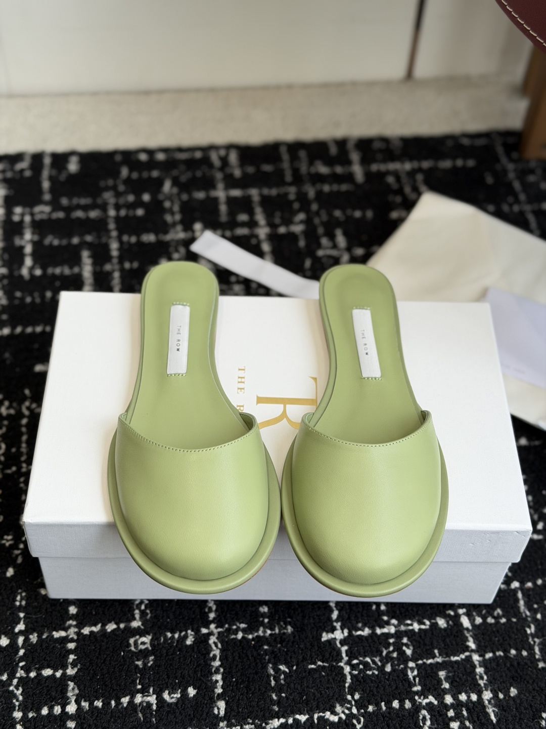 NO:783469,Purchasing agent level The Row simple and elegant 26ss spring and summer new Baotou mop and half mop. I prefer the unobtrusive texture of The Row. The delicate cowhide, the big round toe outline hides a retro accent, and the lazy Muller mop is just suitable for a slow-paced life. Size35-41 (41 is custom-made and cannot be returned or exchanged), half mop, cowhide19860909代购级 The Row 简约大气 26ss 春夏新款 包头拖 半拖 偏爱 The Row 这种不张扬的质感.牛皮的细腻,大圆头头轮廓藏着复古腔调, 穆勒拖的慵懒,刚好适配慢节奏的生活 Size35-41（41订做不退换）,半拖,cowhide,Women's Shoes