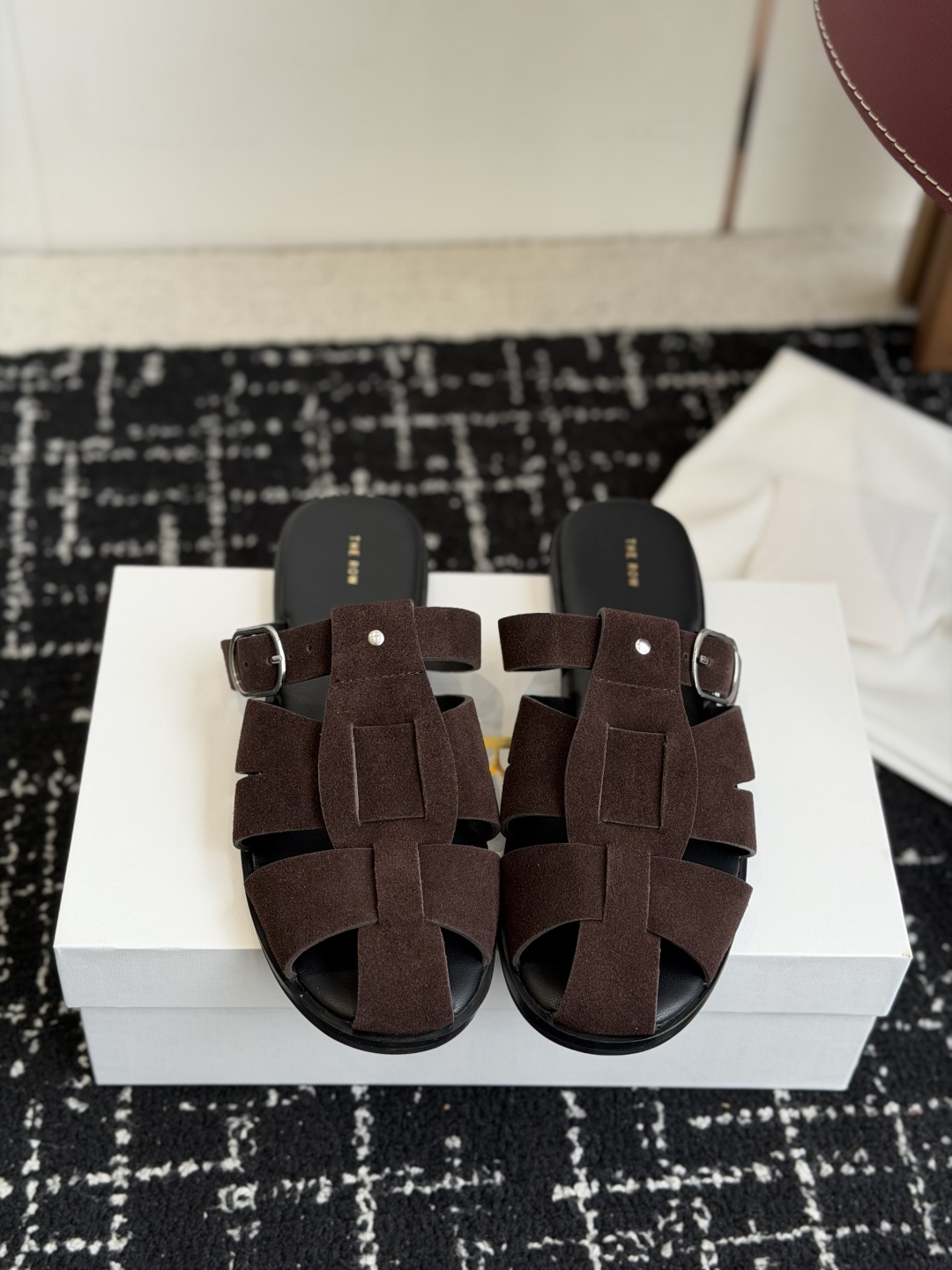 NO:783477,Dongguan purchasing agent The row new season Roman sandals. The new season's classic Roman slippers are mainly comfortable. The fabric is fine, soft and textured, and there is no problem of foot grinding. The feet feel comfortable and super comfortable. The soles are made of environmentally friendly rubber soles that are non-slip and wear-resistant. They are soft, non-slip and easy to twist. They are still classic and good-looking styles, but the comfort level has been greatly improved!  The first choice for lazy summer slippers~ The upper is imported fetal cow suede, the lining is imported mixed sheepskin, the foot mattress is cowhide, the outsole is rubber outsole, size 35 36 37 38 39 40, half drag, slippers, cowhide, sheepskin19860909东莞代购级 The row 新季罗马凉拖鞋 新一季的经典罗马拖鞋列为舒适为主,面料细腻柔软有质感,完全不存在有磨脚问题,脚感舒适超舒适,鞋底采用环保橡胶底防滑耐磨,柔软止滑好曲折,依然是经典好看的款式,但是舒适度却大大的提升了很多！夏季慵懒拖首选～ 鞋面进口胎牛反绒 内里进口混种羊皮,脚床垫脚牛皮 大底橡胶大底 尺码35 36 37 38 39 40,半拖,slippers,cowhide,sheepskin,Women's Shoes