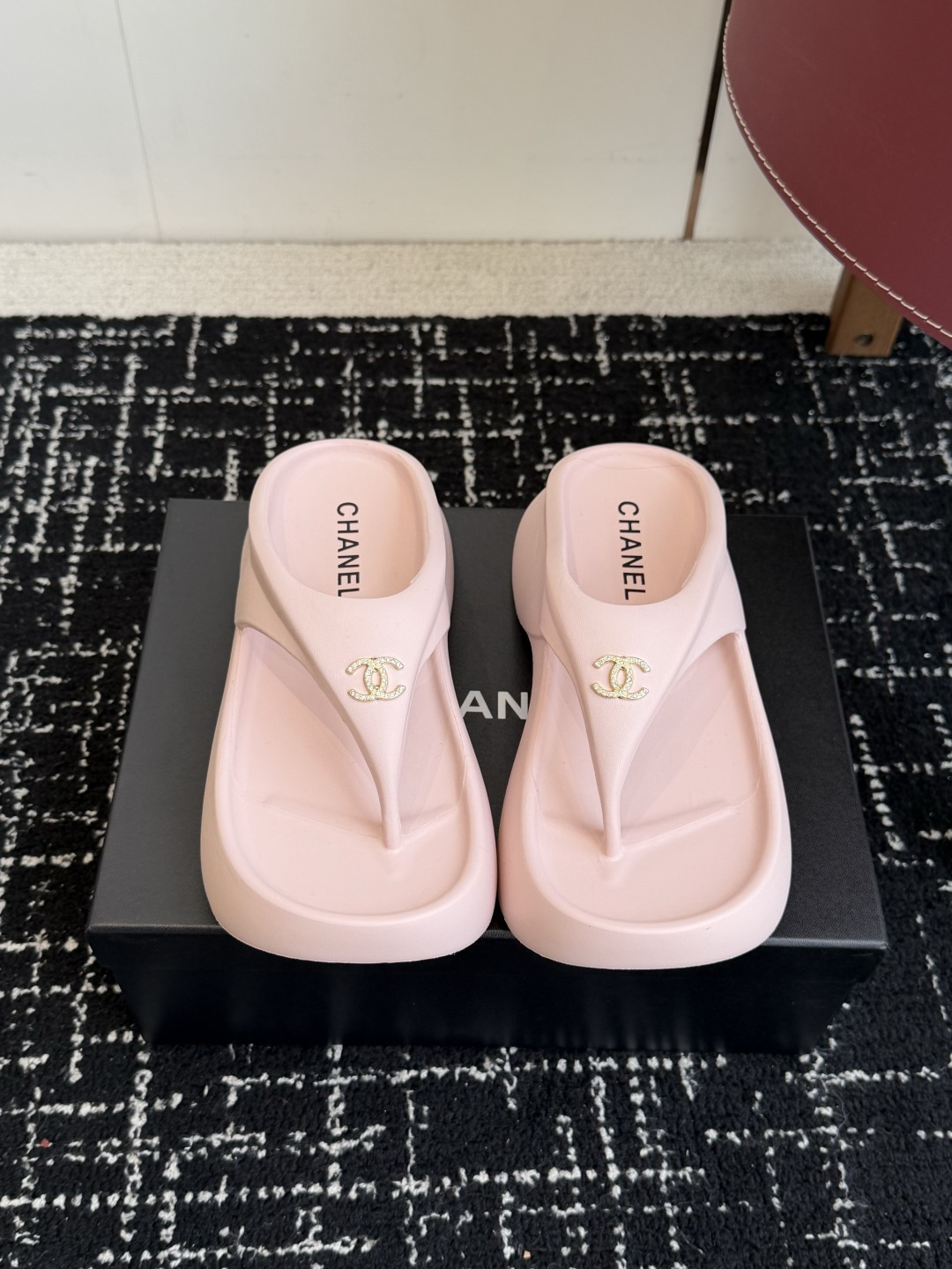NO:783540,Purchasing agent level CHANEL Xiaoxiang 26 vs spring and summer popular platform sandals series... Must-have slippers in this IN era... CHANEL platform flip-flops, imported EVA rubber and plastic, rocking anti-slip thick soles, original open mold EVA rubber and plastic one-piece upper19860909代购级 CHANEL小香26vs春夏爆款松糕凉拖系列… 在这个IN时代必备的拖鞋… CHANEL松糕夹趾人字拖,进口EVA橡塑,摇摇防滑厚底 鞋面原版开模EVA橡塑一体成型 底厚5cm Size35-36,37-38,39-40共码,分趾鞋,chanel,slippers,Women's Shoes