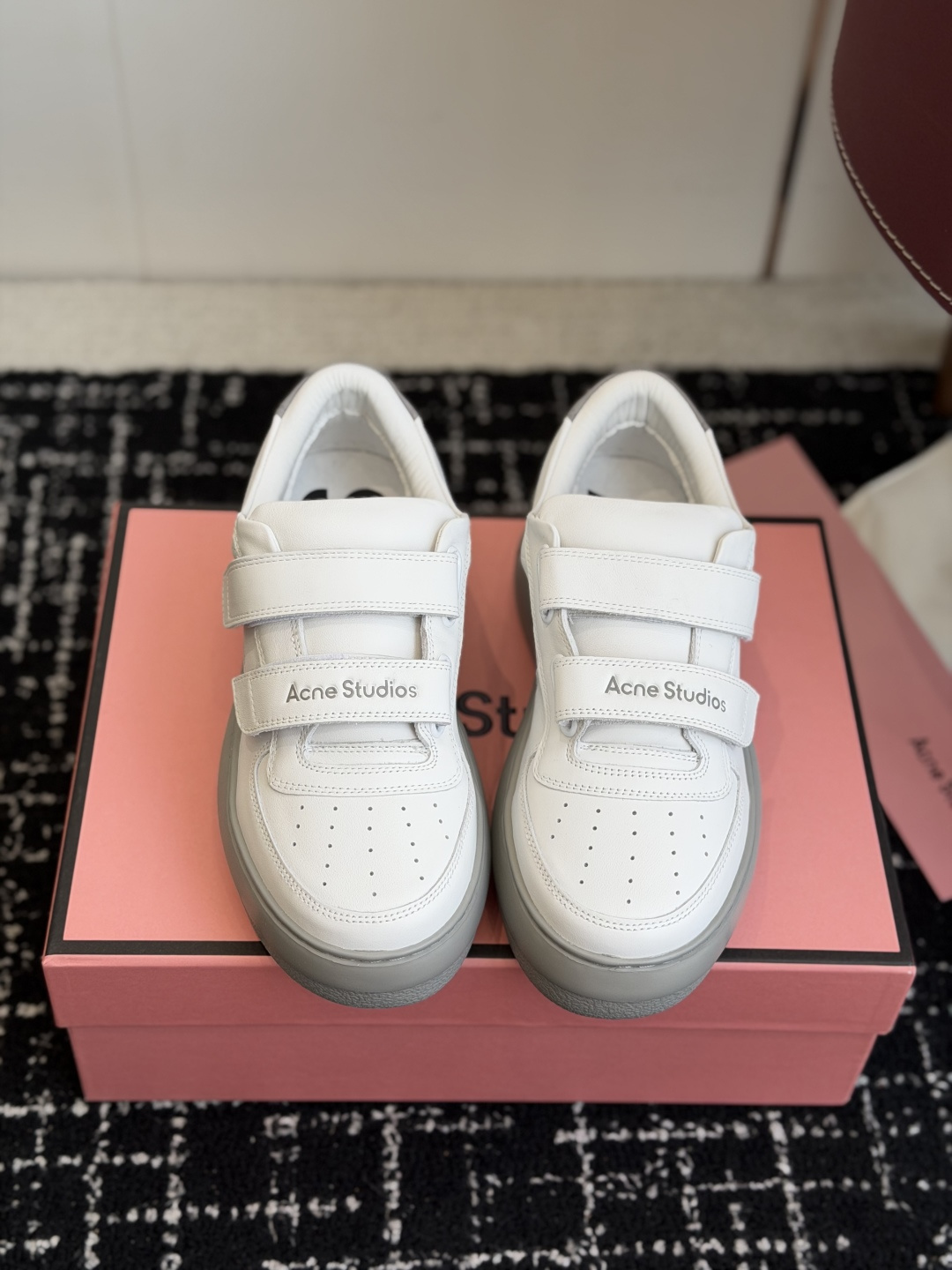 NO:783533,Purchasing agent Acne Studios 26ss latest thick-soled casual Velcro smiley white shoes are great products from the channel!  Wan goods are rare and good goods!   The most popular item is undoubtedly white shoes, which can be matched with N types of styles. Whether you want to dress up as a handsome cowboy or an elegant OL, they can meet your requirements. In recent years, Acne Studios has become extremely popular. Whether it is scarves or sweatshirts, they are all sold out in minutes. I don’t know if too many people are obsessed with the beauty of Acne ~ the most popular true love for ten thousand years!  These white shoes are also considered to be the most beautiful among minimalist shoes. The Velcro style white shoes of Tong Liya are 4cm in size. This style is perfect for girls who are lazy in tying their shoelaces. Full-grain cowhide imported from Italy. Acne classic smiling white shoes. The leather is delicate and shiny. The elasticity and softness are quite good. The cost is much higher than ordinary cowhide!  Cowhide lining, original foam outsole (very light), very good cushioning and not easy to tire your feet when walking, original box packaging, Size#35-40 (40 orders made, non-returnable), casual shoes/sports shoes, Acne studios, dior, sneakers, hoodie, sweatshirts, cowhide19860909代购级 Acne Studios 26ss 最新厚底休闲魔术贴笑脸小白鞋渠道牛货！莞货 难得一见的好货！  最受欢迎的单品当属小白鞋,可以搭配出N种风格,无论你想扮成帅气的牛仔还是优雅的OL,它都能满足你的要求. 这几年Acne Studios的火爆程度也是可见不一般,围巾也好,卫衣也罢,都是分分钟卖到断货的节奏 不知道是不是太多人都着迷于Acne的美～最火 万年真爱！这款小白鞋也算是极简主义鞋子中的姣姣者了 魔术贴款佟丽娅同款小白鞋 4cm这款式 太适合懒的系鞋带的小姐姐  意大利进口全粒牛皮 Acne经典笑脸小白鞋 皮质细腻有光泽 弹性和柔软度都相当好,成本比普通牛皮高出许多！ 内里牛皮 原版发泡大底（非常轻便）走路缓冲性很好不容易累脚,原盒包装 Size#35-40（40订做不退换）,休闲鞋/运动鞋,acne studios,dior,sneakers,hoodie,sweatshirts,cowhide,Women's Shoes