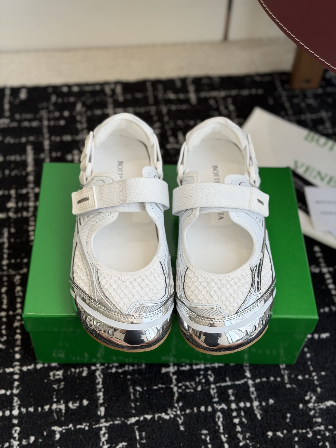 NO:783517,Purchasing agent level Bottega Veneta Bottega Veneta 26ss spring and summer BV Orbit sports shoes casual shoes Mary Jane shoes!  Runner sneakers!  Original purchase and development!  Made of original lightweight technical mesh fabric, the same as the original version!  The process is complicated!  Matched with geometric pattern designed rubber outsole, Wang Zha series high version, showing slender legs, very nice. Durable and durable, package shoe craftsmanship, look for the high version, rubber outsole, size women's 35-41 (40 41 customization is not returnable), Mary Jane, bottega veneta, bottega veneta, bottega veneta, mary jane, sneakers19860909代购级 Bottega Veneta葆蝶家26ss春夏款BV Orbit运动鞋 休闲鞋玛丽珍鞋！Runner运动鞋！原版购入开发！ 采用原版轻质科技网布面料,原版一致！工艺复杂！ 搭配几何图案设计橡胶外底 王炸系列 高版本 显腿细 非常nice.耐玩耐造,套包鞋工艺 认准高版本,橡胶大底 码数女35-41（40 41定制不退换）,玛丽珍,bottega veneta,bottega veneta,bottega veneta,mary jane,sneakers,Women's Shoes