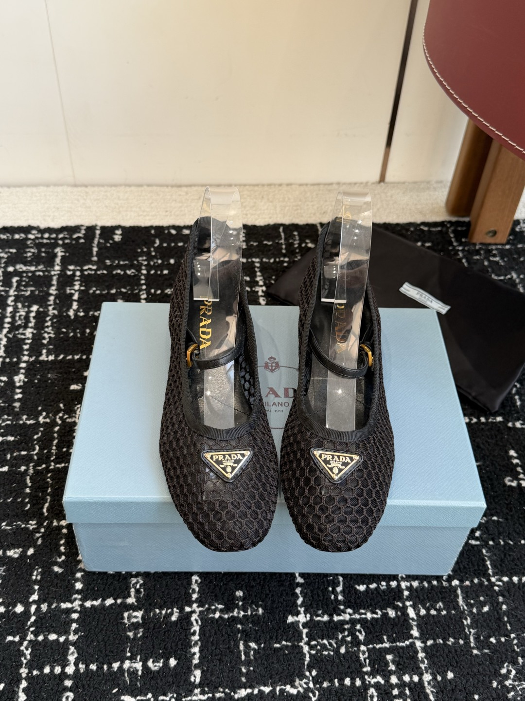 NO:783525,Purchasing agent Prada 26ss spring and summer toe cap with electric embroidery, ballet shoes, like a necklace around the neck of a goddess, the upper foot is wrapped very well, the upper heel is slimming, it is really super exquisite!  The retro Mary Jane is so right. I personally like the classic combination the best. It has a retro feel from the 1980s. The style is novel and fashionable, and the craftsmanship is perfectly presented. It is so beautiful that you will not recognize it. It is very thin and white. I think all girls should have a pair. The most important thing is that the color is bright enough. It is not enough to describe her as if she is walking on the ground. It is a shoe that makes you unable to put it down!  The beautiful Prada Mary Jane ballet shoes are worn by my favorite celebrities and celebrities, which makes me like this shoe even more. It makes me feel like a girl when I put it on. It can be matched with various styles. There are very few white Mary Janes. Only in Xiaoxiang can they look particularly high-profile. The simple solid color does not have complicated designs. In spring, paired with small pants or gauze skirts, it can bring out a different kind of high-end!  The fabric is made from original molded weaving and has a very high-end feel. The lining is made of sheepskin, which is soft and delicate, super comfortable and high-end luxury!  Size#35-41 (40 41 customized, non-returnable), Mary Jane, prada, prada, mary jane, skirts, necklace, sheepskin19860909代购级 Prada 普拉达26ss 春夏鞋头 电绣点缀,芭蕾舞鞋 宛如女神脖子上的项链,上脚包裹性非常好,上脚跟显瘦,真的是超级精致！ 复古的玛丽珍太对味了,个人最喜欢好经典的搭配,颇有80年代复古的感觉,款式新颖时尚,工艺完美呈现,美到六亲不认,很显瘦显白,我觉得 女孩儿们都要拥有一双,最重要的是颜色足够亮眼,健步如飞已不足以形容她如履平地,让爱不释手的鞋款！ 好看的普拉达玛丽珍芭蕾单鞋,喜欢的明星和红人都在穿,让我更加喜欢这款鞋少女心爆棚,穿上就仙,可以搭配各种风格白色玛丽珍几乎很少,只有在小香这里才能显得格外高调,简约 的纯色没有复杂设计,春天配小脚裤,纱裙都能衬托出别样的高级！ 面料原版开模编织 非常高级感 内里垫脚羊皮,柔软细腻,超级舒适亲夫,高端奢华！ Size#35-41（40 41定做不退换）,玛丽珍,prada,prada,mary jane,skirts,necklace,sheepskin,Women's Shoes