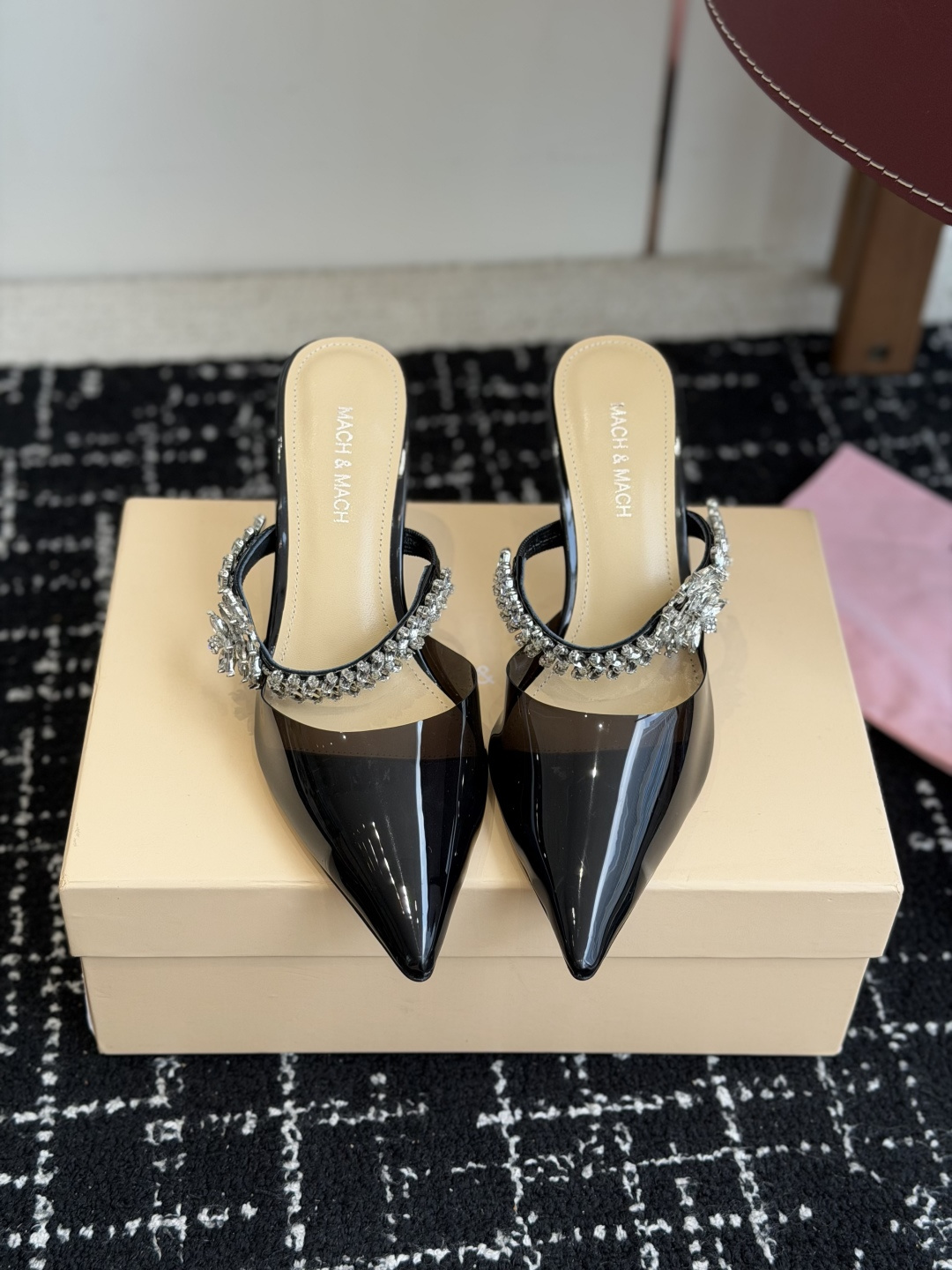 NO:783495,Purchasing agent level niche brand Mach&Mach. Beautiful diamond chain. High-heeled series of shoes. Beautiful and cute, the striped diamond chain design makes you stand out in the crowd. Pair it with any blingbling fairy skirt to be the focus. Wear it like a Disney princess on the run ~ PVC upper, patent leather lining and mixed lambskin feet. Original Italian leather outsole. Heel height 8.5cm. Size35-39 (40)  Custom-made (non-refundable), semi-high heels, high heels, skirts, sheepskin, Leather soles19860909代购级 小众品牌Mach&Mach 绝美钻链 高跟系列鞋 又美又嗲、条带钻链设计让你在人群中一眼出挑 搭配任何一件blingbling的仙女裙都是焦点,穿上它就是迪士尼在逃公主～  鞋面PVC 漆皮内里内里垫脚为混种小羊皮 大底原版意大利真皮大底 跟高8.5cm Size35-39 (40 订做不退换),半拖高跟鞋,high heels,skirts,sheepskin,Leather soles,Women's Shoes