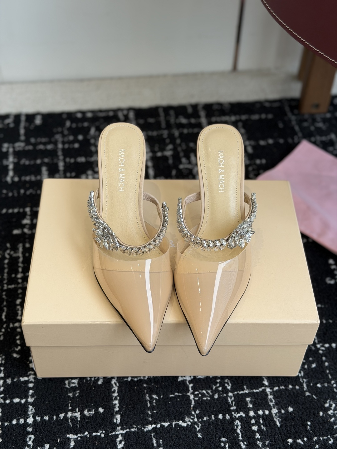 NO:783502,Purchasing agent level niche brand Mach&Mach. Beautiful diamond chain. High-heeled series of shoes. Beautiful and cute, the striped diamond chain design makes you stand out in the crowd. Pair it with any blingbling fairy skirt to be the focus. Wear it like a Disney princess on the run ~ The upper is patent leather and the lining is mixed lambskin. The outsole is original Italian leather. The heel height is 8.5cm. Size35-39 (40)  Custom-made (non-refundable), semi-high heels, high heels, skirts, sheepskin, Leather soles19860909代购级 小众品牌Mach&Mach 绝美钻链 高跟系列鞋 又美又嗲、条带钻链设计让你在人群中一眼出挑 搭配任何一件blingbling的仙女裙都是焦点,穿上它就是迪士尼在逃公主～  鞋面漆皮内里内里垫脚为混种小羊皮 大底原版意大利真皮大底 跟高8.5cm Size35-39 (40 订做不退换),半拖高跟鞋,high heels,skirts,sheepskin,Leather soles,Women's Shoes