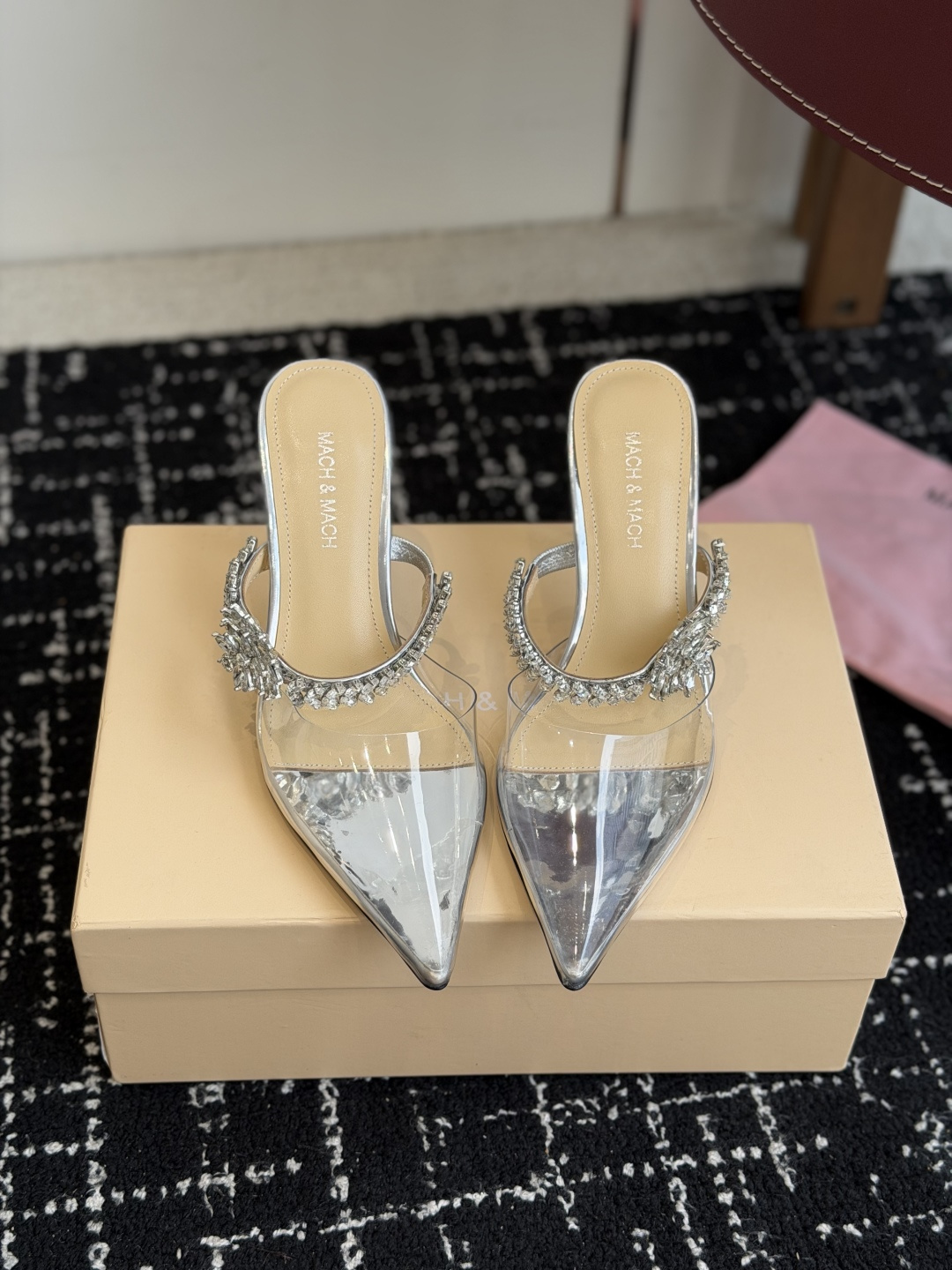 NO:783510,Purchasing agent level niche brand Mach&Mach. Beautiful diamond chain. High-heeled series of shoes. Beautiful and cute, the striped diamond chain design makes you stand out in the crowd. Pair it with any blingbling fairy skirt to be the focus. Wear it like a Disney princess on the run ~ PVC upper, patent leather lining and mixed lambskin feet. Original Italian leather outsole. Heel height 8.5cm. Size35-39 (40)  Custom-made (non-refundable), semi-high heels, high heels, skirts, sheepskin, Leather soles19860909代购级 小众品牌Mach&Mach 绝美钻链 高跟系列鞋 又美又嗲、条带钻链设计让你在人群中一眼出挑 搭配任何一件blingbling的仙女裙都是焦点,穿上它就是迪士尼在逃公主～  鞋面pvc 漆皮内里内里垫脚为混种小羊皮 大底原版意大利真皮大底 跟高8.5cm Size35-39 (40 订做不退换),半拖高跟鞋,high heels,skirts,sheepskin,Leather soles,Women's Shoes