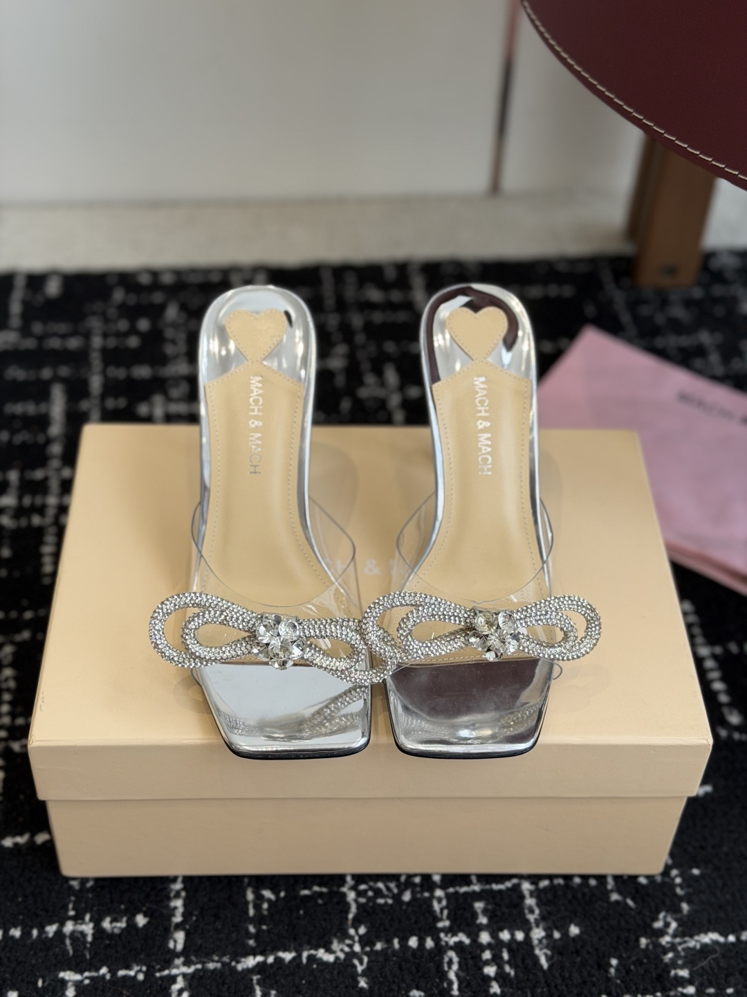 NO:783485,Purchasing agent level: Niche brand Mach&Mach 26ss new electroplated heels. Beautiful bow rhinestone high heel series shoes. Beautiful and cute, the rhinestone bow and winding design make you stand out in the crowd. Paired with any blingbling fairy skirt, it will be the focus. Wear it and you will be a Disney princess on the run~ The upper is imported patent leather/imported silk/imported PVC. The inner lining is mixed lambskin. The outsole is original Italian leather outsole.  Heel height 9.5cm Size 35-39 (40 made to order, non-returnable), high heels and slippers, high heels, slippers, skirts, sheepskin, real silk, Leather soles19860909代购级 小众品牌Mach&Mach 26ss新电镀跟 绝美蝴蝶结水钻高跟系列鞋 又美又嗲、水钻蝴蝶结加缠绕式设计让你在人群中一眼出挑 搭配任何一件blingbling的仙女裙都是焦点,穿上它就是迪士尼在逃公主～  鞋面进口漆皮/进口真丝/进口PVC 内里内里垫脚为混种小羊皮 大底原版意大利真皮大底 跟高9.5cm Size35-39 (40 订做不退换),高跟鞋拖鞋,high heels,slippers,skirts,sheepskin,real silk,Leather soles,Women's Shoes