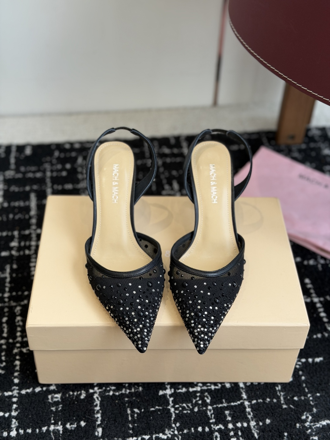 NO:783539,Purchasing agent level niche brand Mach&Mach pointed toe mesh high-heeled shoes series with hot rhinestones. Thin heels with pointed toes and full rhinestones. They look like princesses in fairy tales. They are perfect sandals for evening dates!  Upper imported silk/imported PVC/mesh rhinestone lining inner foot pads are mixed lambskin outsole original Italian leather outsole heel height 8.5cm Size35-39 (40 made to order and non-refundable), sandals, sandals, sheepskin, real silk, Leather soles19860909代购级 小众品牌Mach&Mach 尖头网纱烫钻高跟系列鞋 细跟尖头,满满的钻面,像极了童话故事里的公主,晚会约会绝佳凉鞋！ 鞋面进口真丝/进口PVC/网纱钻内里内里垫脚为混种小羊皮 大底原版意大利真皮大底 跟高8.5cm Size35-39 (40 订做不退换),凉鞋,sandals,sheepskin,real silk,Leather soles,Women's Shoes
