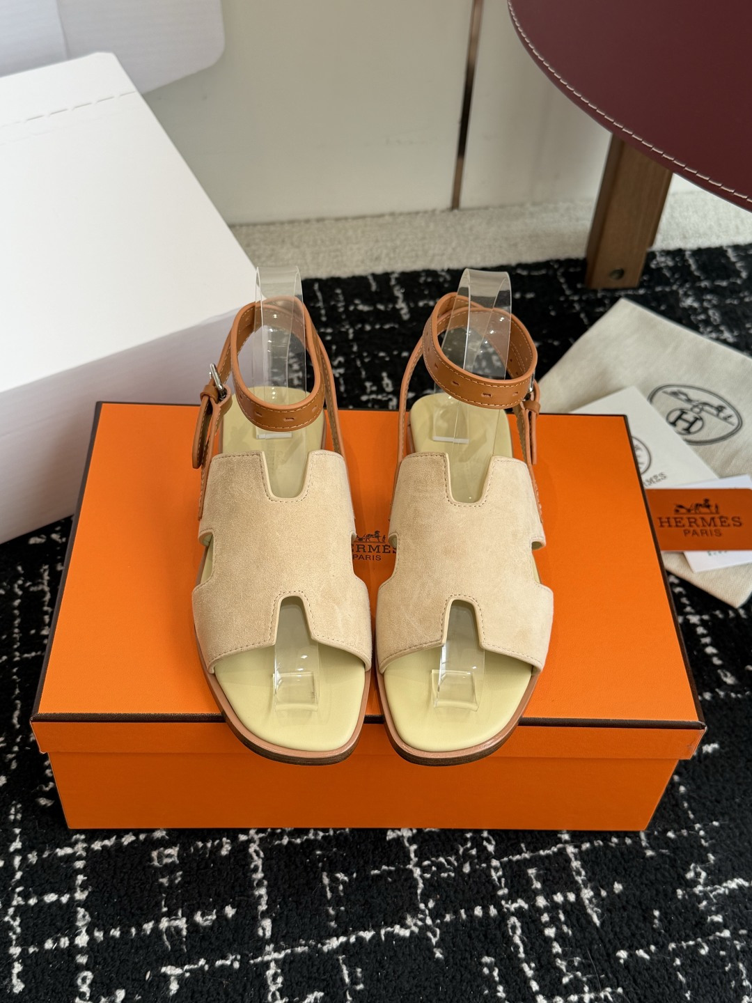 NO:783468,Dongguan purchasing agent grade (Official website synchronized box packaging) Hermes Hermes Retro Erjiu H sandals Original purchase and development Made in canvas leather and cowhide sandals, classic 'H' shaped upper This shoe is the finishing touch in your wardrobe, fully demonstrating the classic Hermès style Fabric canvas leather Foot pads imported cowhide lining Original Italian leather outsole Size: #35-41 (40  41 Custom-made (non-refundable), sandals, hermes, hermes, sandals, cowhide, Leather soles19860909东莞代购级（官网同步盒包装） Hermes爱马仕 复古 二舅H凉鞋 原版购入开发 做货 帆皮和牛皮凉鞋,经典“H”型鞋面 此鞋款是您衣橱中的点睛单品,充分展现爱马仕经典风格 面料帆皮 牛皮 垫脚进口牛皮里 鞋底原版意大利真皮大底 Size: #35-41（40 41订做不退换）,凉鞋,hermes,hermes,sandals,cowhide,Leather soles,Women's Shoes