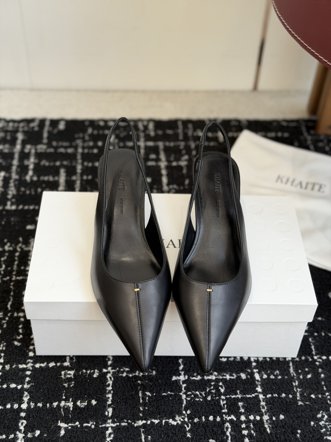 NO:784182,Dongguan purchasing agent Khaite26ss new pointed-toe high-heeled shoes. Very elegant pointed-toed high-heeled shoes. Versatile and easy to wear. No matter what style of clothes, you can easily control it and instantly become intellectually elegant. Buy it for the goddess. The upper is imported sheepskin. The lining is imported sheepskin. Outsole is genuine leather. Heel height is 6cm. Size#35-40 (40 orders are not returnable). High-heeled sandals, sandals, high heels, sheepskin, Leather soles19860909东莞代购级 Khaite26ss新款尖头高跟鞋 非常优雅的尖头高跟鞋 百搭好穿,不管是什么风格的衣服都能轻松驾驭穿上瞬间知性优雅,女神款买它 鞋面进口羊皮 内里进口羊皮 大底真皮大底 跟高6cm Size#35-40（40订做不退换）,高跟鞋凉鞋,sandals,high heels,sheepskin,Leather soles,Women's Shoes