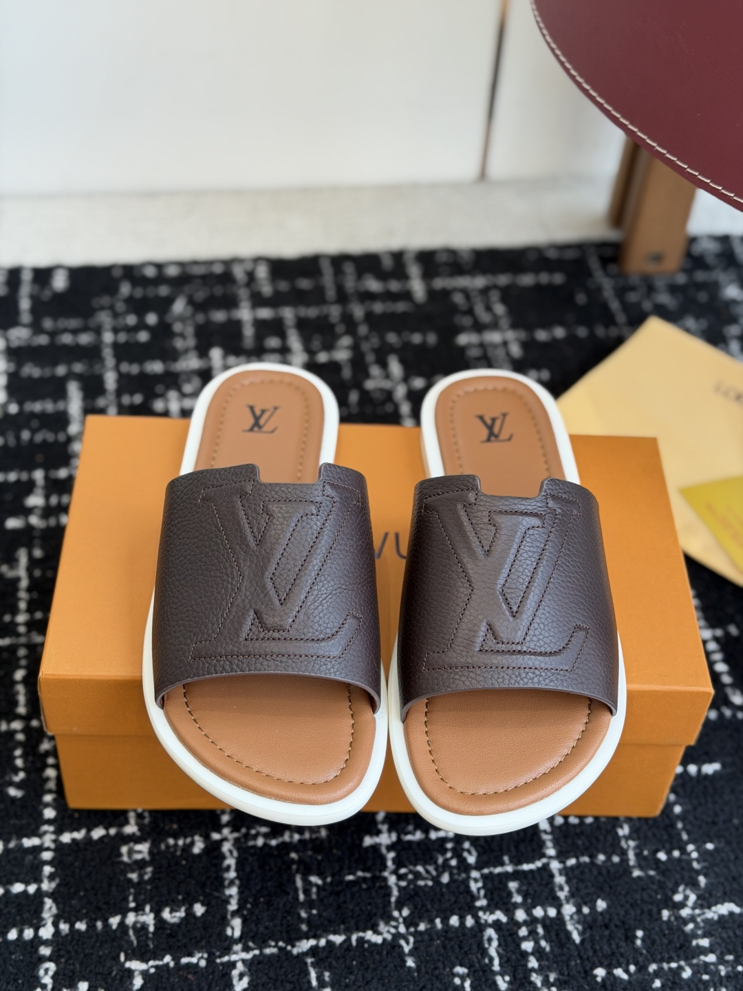 NO:784177,Dongguan purchasing agent Louis Vuitton 26ss beach slippers, another hit model, the latest top version, LV's super popular presbyopic slippers that have been at the top since they came out, feel soft and super comfortable. Donkey fans are so blessed this year. Love it, this design is so fashionable and can be matched with cool styles!  !  Size#39-46 (45 46 customized, non-refundable), slippers, louis vuitton, louis vuitton, louis vuitton, slippers19860909东莞代购级 Louis vuitton 26ss 沙滩拖 又一爆款 最新 顶配版本 LV一出即巅峰的超爆款的老花拖鞋的脚感 软绵绵的超舒服 今年驴粉们太有福了 爱了,这个设计太时尚了 酷酷的风格也可以搭配！！ Size#39-46（45 46订做不退换）,拖鞋,louis vuitton,louis vuitton,louis vuitton,slippers,Women's Shoes