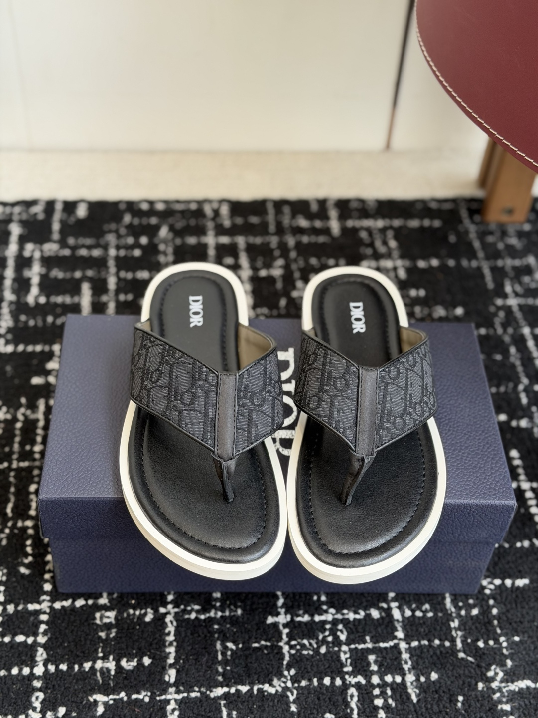 NO:784172,Dongguan Purchasing Level Dior 2026 Spring and Summer Men's Size New Slippers CD Letters Logo Stars Same Style Flat Letters Logo Beach Sandals Flat Slippers Classic and High-Quality Beauty Specially Made Cabinet's Hottest Spring and Summer Series Both Temperament, Fashionable, Classic and Resistant Design Styles are Especially Beautiful on Feet ∽ Whether it is for beach vacations or vacations or for daily wear, it is definitely a pair of shoes with a full sense of freshness!  Densely embroidered, exquisite logo and delicate texture, calfskin is super comfortable!  This summer must-have item, whether it is for beach vacations or casual wear, it is definitely full of freshness!  Size 39-46 (45.46 is custom-made and non-refundable), split-toe shoes, dior, dior, sandals, flats, slippers, cowhide19860909东莞代购级 Dior 迪奥 2026 春夏 男码 新款拖鞋 CD字母logo 明星同款平底字母logo沙滩凉鞋 平底鞋拖经典上乘美艳力专作柜最火春夏系兼列备气质时尚经典看耐的设计风格上效脚果特别美∽ 无论是海边度还假是平时穿着,绝是对满满的清新感鞋面！ 密刺度绣,精致logo质感细腻,小牛皮舒服度超高！这个季夏必备单品,无论是海边度假还是平穿时着,绝对是满的满清新感！ 尺码39-46（45.46定做不退）,分趾鞋,dior,dior,sandals,flats,slippers,cowhide,Women's Shoes