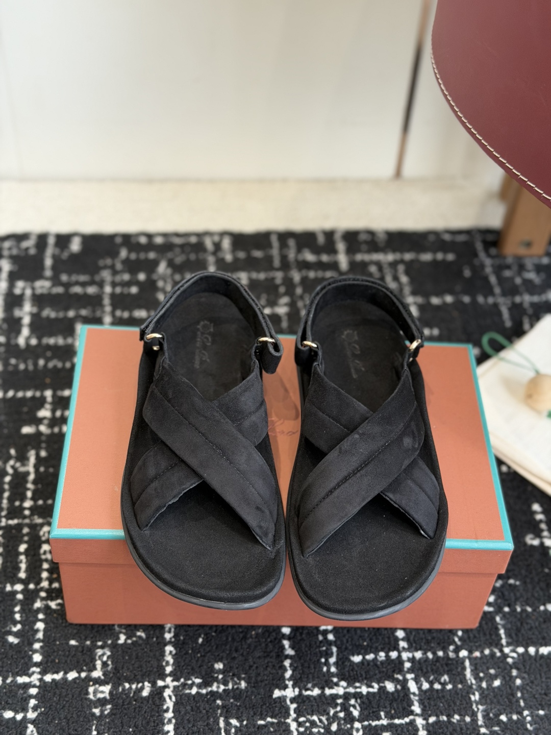 NO:784334,Purchasing agent Loro Pian* 26ss spring and summer series lp top version sandals. It turns out that these are the sandals that are said to be able to walk 20,000 steps without getting tired. They have both good looks and feel. You will be completely overwhelmed as soon as you step on them. The minimalist design is eye-catching and eye-catching, and it is a bonus when you wear it. The soft foot feel is outstanding and does not scratch your feet. It is very nice with soft and waxy soles. It can be worn for daily use for a long time without getting tired.  Who can refuse a pair of versatile and good-looking sandals? They don’t have to be too classy. They have good feel and texture. The key is to make your legs look longer and not tire your feet. The main thing is that they are just right!  Material fabric, cashmere lining, outsole, rubber leather platform, Size#35-41 (40 41 customized, non-returnable, non-exchangeable), sandals, loro piana, loro piana, sandals19860909代购级 Loro Pian* 26ss 春夏系列 lp顶级版本 凉鞋 原来这就是传说走两万步都不会累脚的凉鞋把颜值和脚感都拿捏住了 上脚一走就会被彻底沦陷～极简的设计吸睛耐看,穿搭加分项呀 软乎乎的脚感质感出众 不会磨脚就很nice搭配软软糯糯的鞋底,日常通行久穿不累哦 谁能拒绝得了一双百搭又好看的凉鞋 简直不要太气质,脚感和质感都拿捏,关键是显腿长不累脚,主打的就是一个刚刚好！ 材质面料,内里羊绒 大底橡胶皮油水台 Size#35-41（40 41 定制不退不换）,凉鞋,loro piana,loro piana,sandals,Women's Shoes