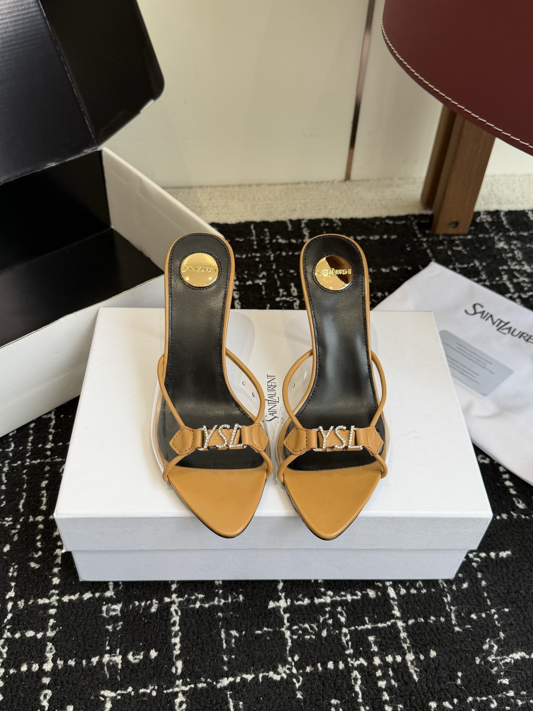 NO:784329,Purchasing agent Saint Lauren*YSL Saint Laurent classic high heels. This sandal is definitely the most beautiful in my shoe cabinet. The eye-catching YSL diamond buckle is exquisite and sparkling, flaunting the brand's fashion attitude, as if to say fashion, never low-key. The shoe body has simple and smooth lines, just the right minimalist style, no complicated design, and can easily grasp the sense of luxury. It is a perfect match from strolling on the streets in spring to heading to the beach in summer. Wear it with a simple white dress  Fresh and elegant, you can instantly transform into a holiday goddess; paired with personalized shorts and midriff-baring tops, you can easily interpret the fashionable street style. Whether you are going out daily or attending a party, it can make you full of aura. Fabric: butter leather + TPU, heel height 8cm, Italian imported cowhide outsole Size 35-40 (40 is custom-made and non-returnable), high-heeled shoes and slippers, saint laurent, saint laurent, saint laurent, sandals, high  heels,slippers,skirts,shorts,cowhide19860909代购级 Saint Lauren*YSL圣罗兰经典高跟鞋 这款凉鞋绝对是我鞋柜里的颜值担当 醒目的YSL钻饰扣 精致又闪耀 张扬地宣告着品牌的时尚态度 仿佛在说时尚 从不低调. 鞋身线条简洁流畅 恰到好处的简约风格 没有繁杂的设计 轻松就能拿捏住高级感 从春天漫步街头到夏天奔赴海边它都是绝佳搭配. 穿上它搭配一条简约的白色连衣裙 清新又优雅,瞬间变身度假风女神；搭配个性的短裤和露脐短上衣 又能轻松演绎出时髦的街头潮流风 无论是日常出街还是参加派对 它都能让你气场全开. 面料牛油皮+TPU 跟高8cm 意大利进口牛皮大底 Size35-40（40 订做不退换）,高跟鞋拖鞋,saint laurent,saint laurent,saint laurent,sandals,high heels,slippers,skirts,shorts,cowhide,Women's Shoes