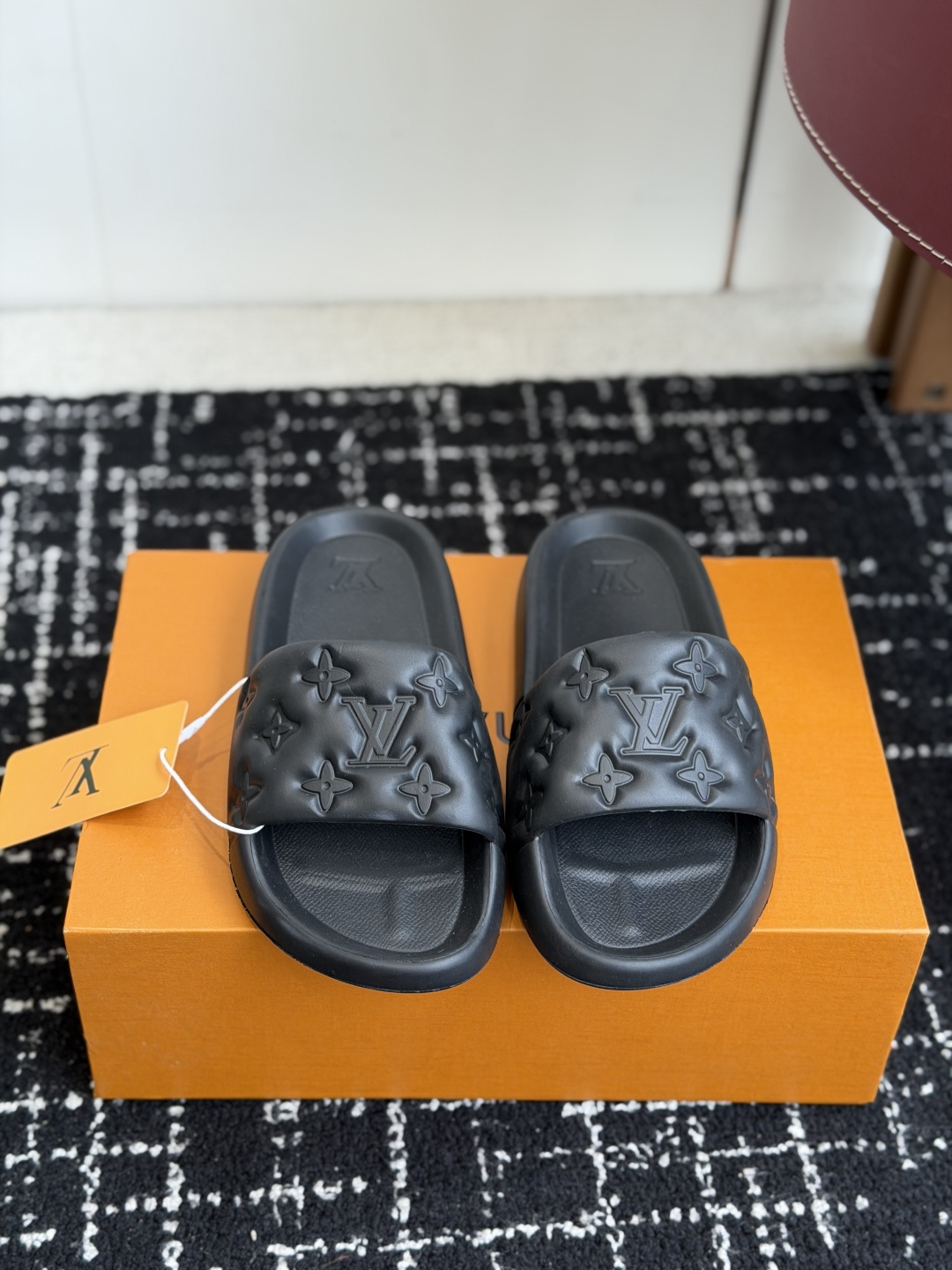 NO:784995,Purchasing level (one size smaller) Louis Vuitton 26ss beach flip flops, another popular style, the latest top version, fans are so blessed this year, they love it, the wide design can make the feet look slim and good-looking, my favorite in summer!  !  This design is so fashionable and can be paired with cool styles!  !  Size#36-45,slippers,louis vuitton,louis vuitton,slippers19860909代购级（码数偏小一码） Louis vuitton 26ss 沙滩拖 又一爆款 最新 顶配版本 今年驴粉们太有福了,爱了 ,设计宽宽的可以显的脚好瘦好好看 夏天最爱！！ 这个设计太时尚了 酷酷的风格也可以搭配！！ Size#36-45,拖鞋,louis vuitton,louis vuitton,slippers,Women's Shoes