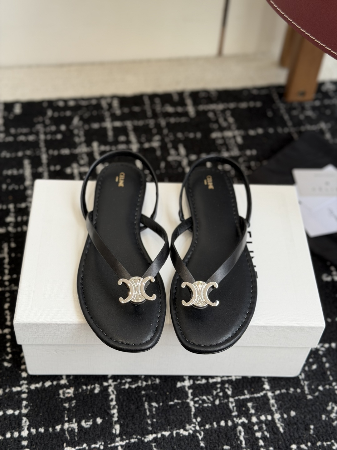 NO:784987,Purchasing-grade CELINE woven cow leather flat-strip sandals~~Arc de Triomphe micro-label sandals Celine's full range of classic colors Versatile M skirts/pants, Internet celebrities wear them with dopamine and they are super stylish. The seemingly simple sandals have gone through many months of debugging and modification, and the shoe shape and midsole craftsmanship are all genuine... The real thing has more texture and atmosphere than the picture... The fabric is original calf leather lining and imported cowhide. The sole is imported genuine leather outsole Size #35-41 (40  41 Custom-made (non-refundable), split-toe shoes, celine, celine, sandals, skirts, cowhide, Leather soles19860909代购级 CELINE编织牛皮革平底条带小凉鞋~~凯旋门微标凉鞋赛琳全系列经典配色 百搭M多裙子/裤子,网红搭配多巴胺穿也超级洋气 看似简单的凉鞋却历经多月M次调试改模,鞋型中底工艺都是正品级别……实物比图片更有质感大气…… 面料原版胎牛皮内里进口牛皮 鞋底进口真皮大底 Size#35-41（40 41订做不退换）,分趾鞋,celine,celine,sandals,skirts,cowhide,Leather soles,Women's Shoes